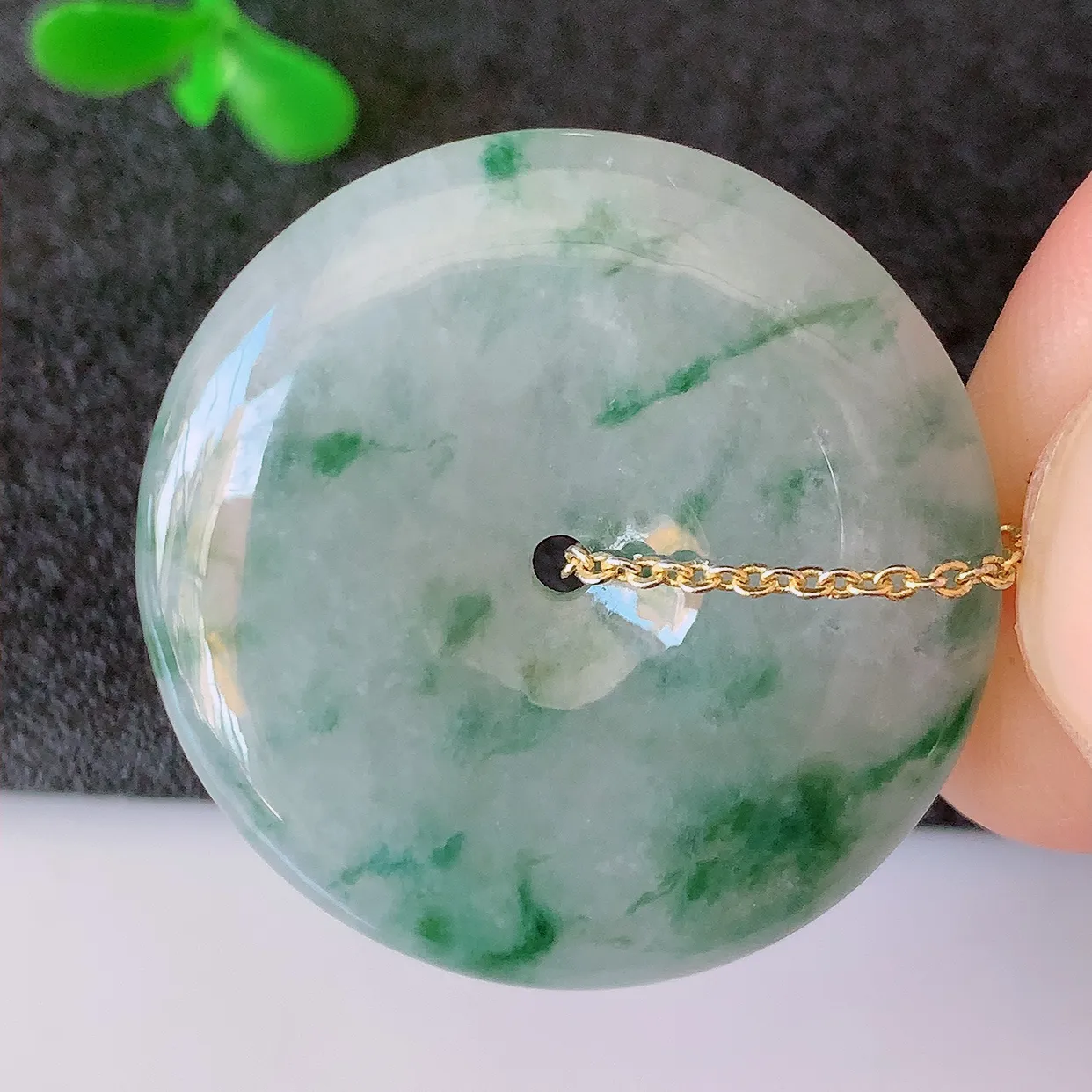 自然光实拍，冰胶飘花翡翠平安扣吊坠，翠色灵动，种老水足， 寓意好， 品相佳， 佩戴佳品！#39.31