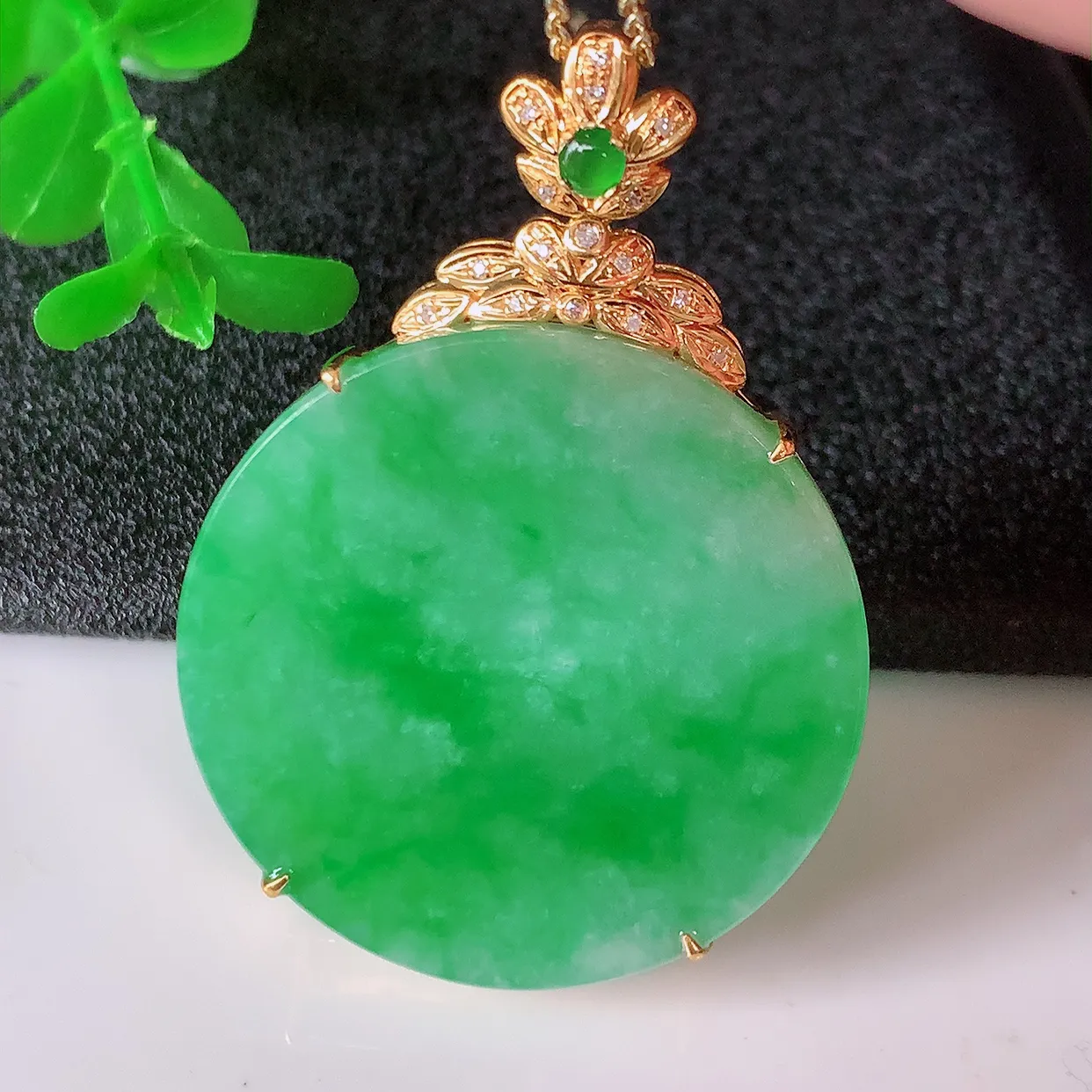 自然光实拍，18K金镶嵌水润飘绿翡翠圆平安无事牌吊坠，翡翠无事牌，平平安安，无事牌翠色灵动，佩戴平安