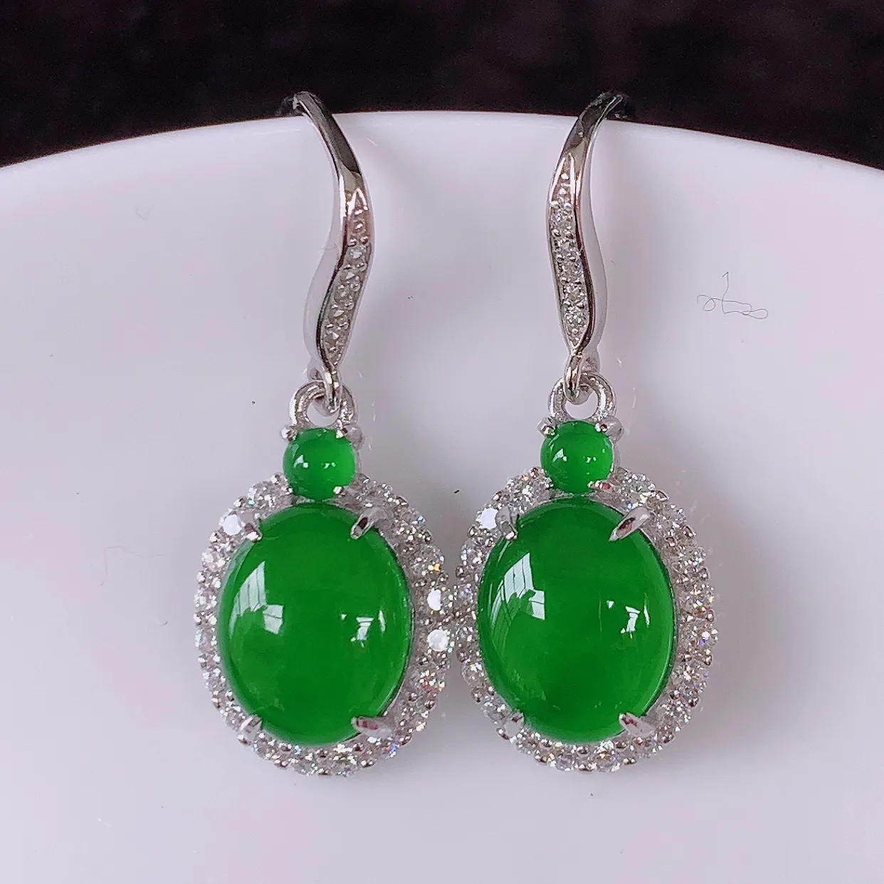 冰透满绿翡翠925银镶嵌耳坠，自然光实拍，翠色灵动，颜色漂亮，种老水足，品相佳，佩戴佳品！#97.5整体27*11*5裸石9.5*7.5