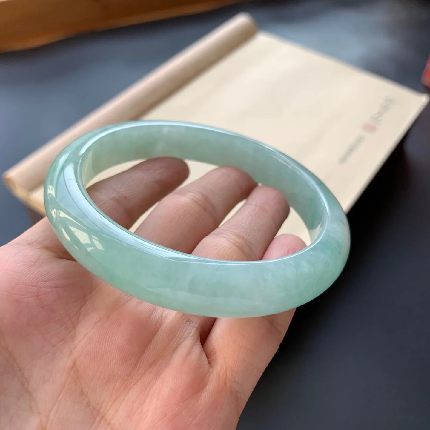 62.8圈口豆绿色正圈手镯 尺寸：62.8-12-8.5，无纹裂，色泽亮丽，清爽干净