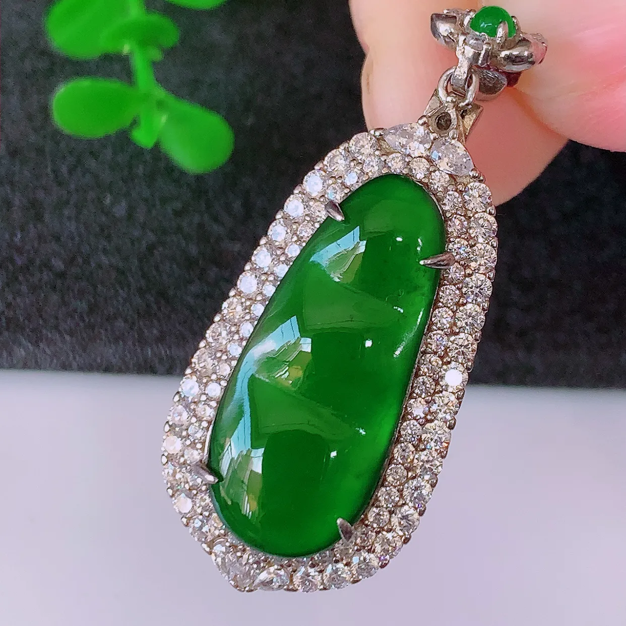 冰透满绿翡翠925银镶嵌四季豆吊坠，自然光实拍，翠色灵动，颜色漂亮，种老水足，品相佳，佩戴佳品！#97.31整体41*16.8*10.5裸石24.2*  10mm