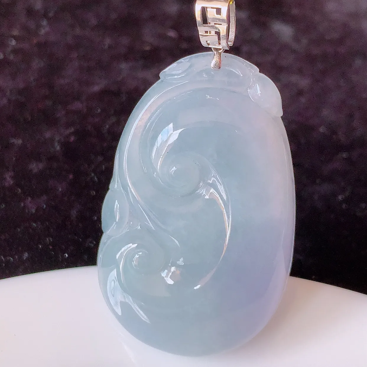 18k金镶嵌冰紫罗兰翡翠如意吊坠，沁人心脾，精致典雅的设计，为佩戴者，增添色彩，送礼自留都是佳品选择