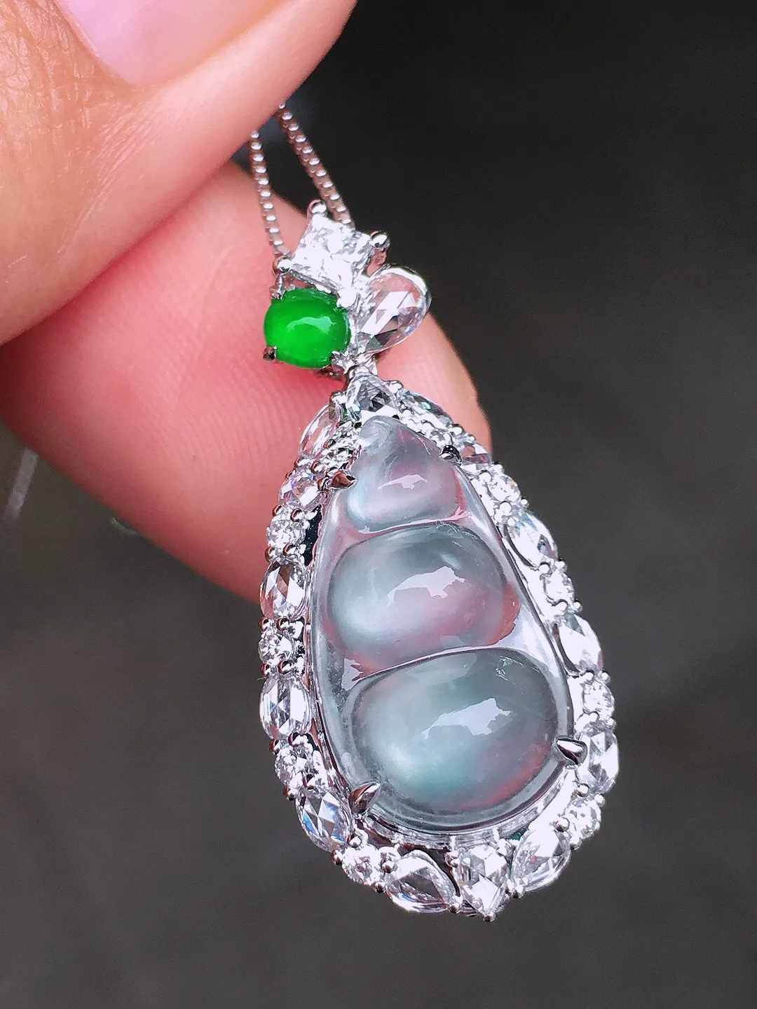 玻璃种福豆吊坠，玉质细腻，荧光感超
强，饱满圆润，尽显优雅气质，18k
金豪华镶嵌