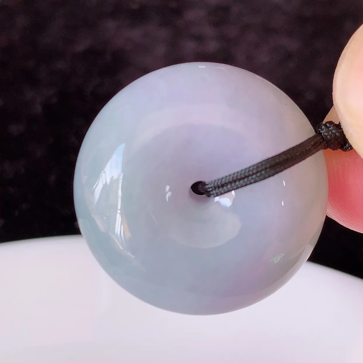 自然光实拍，冰润紫罗兰翡翠平安扣吊坠，形体饱满圆润，平安扣肥嘟嘟的， 平平安安，种水很好，莹润通透， 配戴精美！#41.3