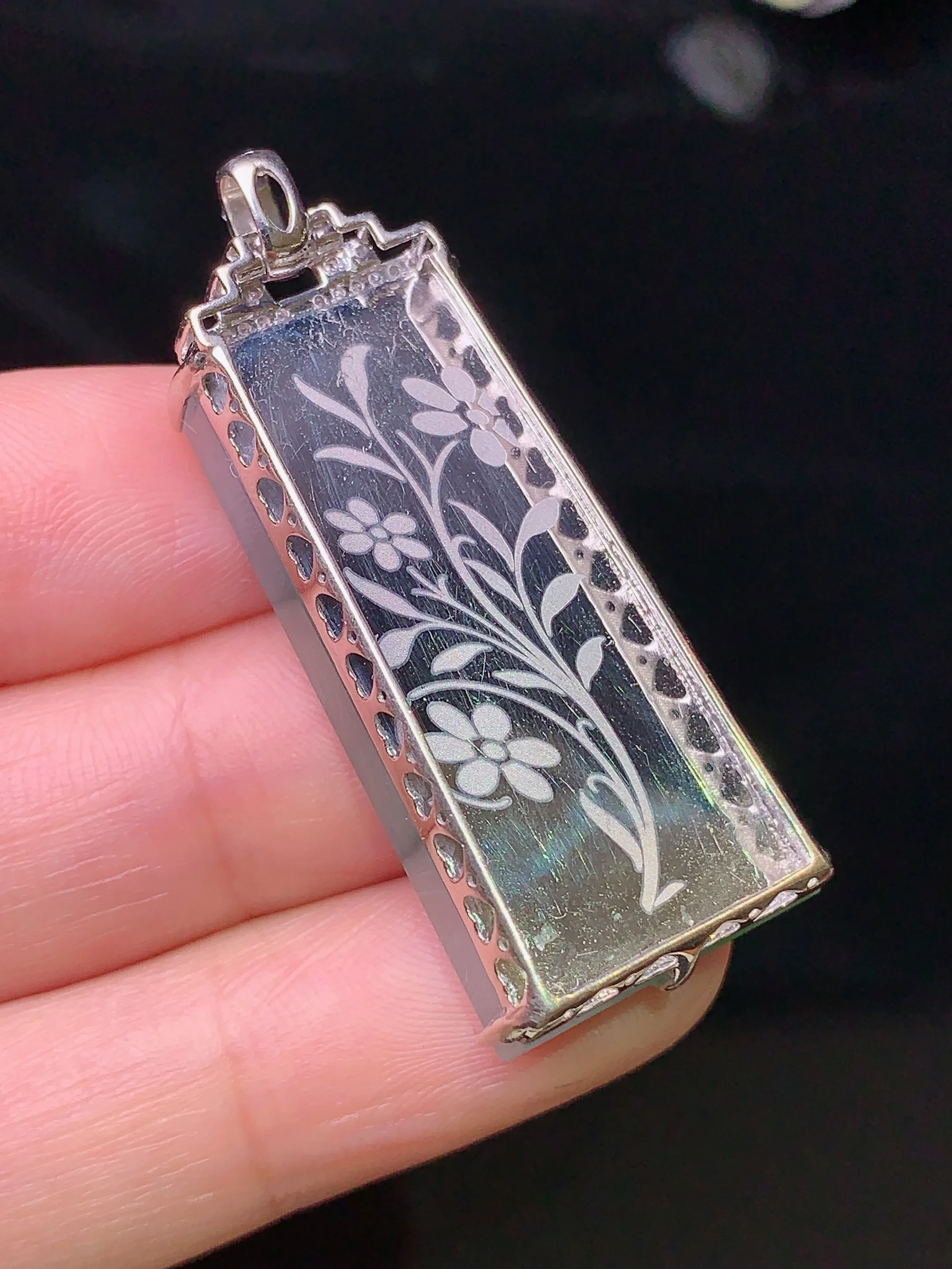 18k金钻镶嵌翠绿无事牌吊坠 玉质细腻 色泽艳丽 整体尺寸42*16*8.2