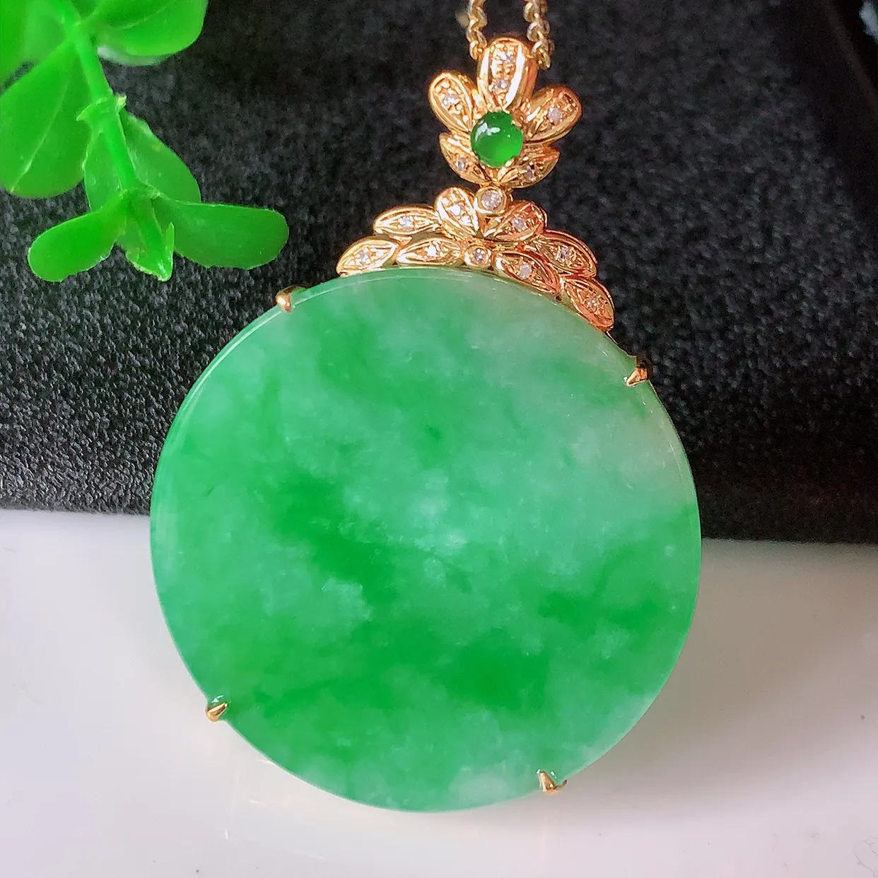 自然光实拍，18K金镶嵌水润飘绿翡翠圆平安无事牌吊坠，翡翠无事牌，平平安安，无事牌翠色灵动，佩戴平安时尚！#00.5整体43*30*6裸石30*30