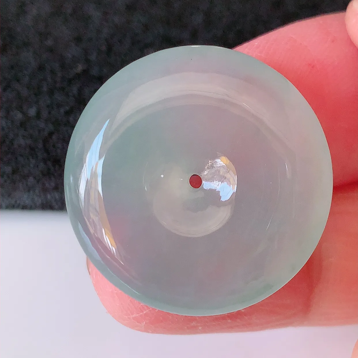 自然光实拍，冰种翡翠平安扣吊坠，玉扣，平安是福； 很美的料子， 平安扣佩戴优雅迷人！#12.31