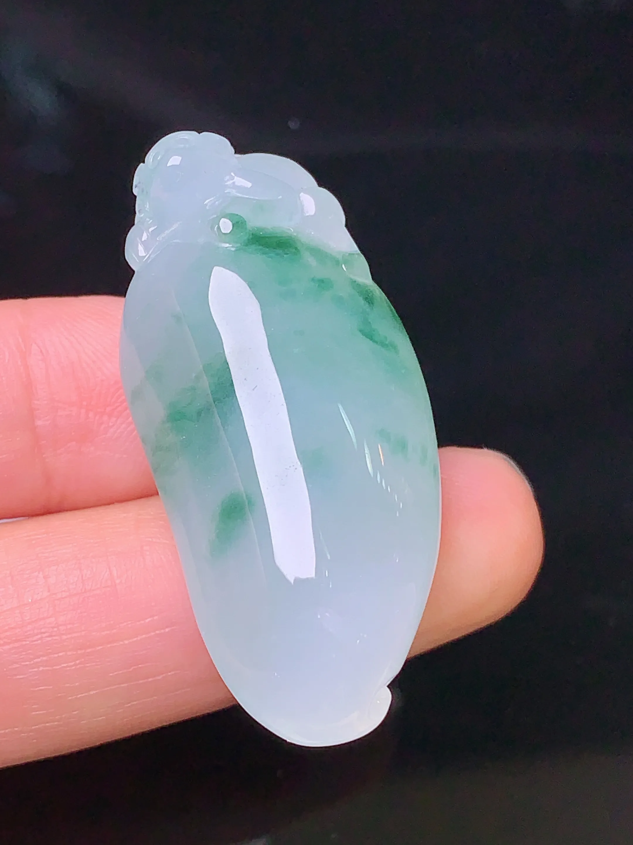 飘绿福瓜吊坠 玉质细腻 色泽艳丽 整体尺寸39.3*18.6*12.6