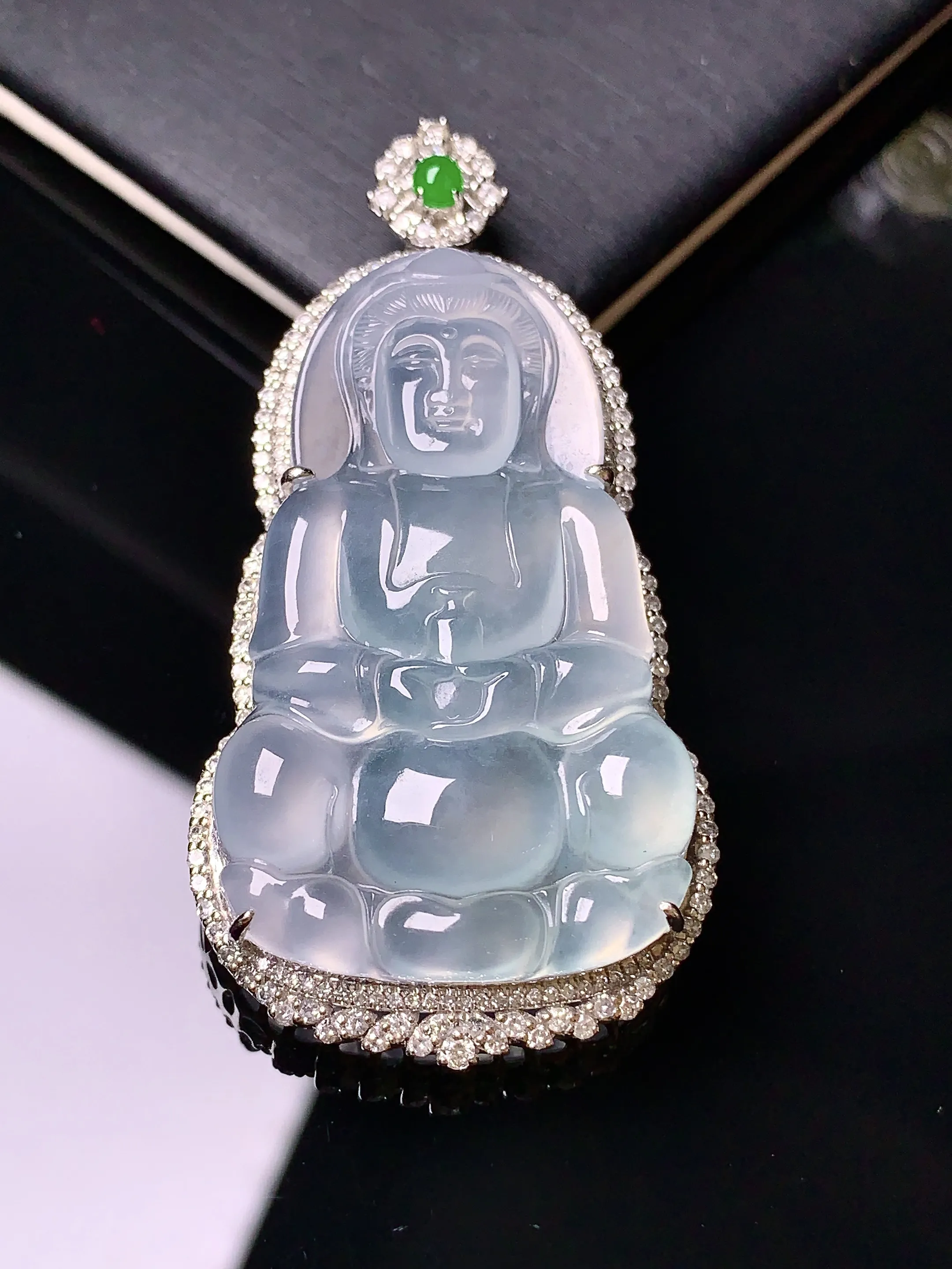 18k金钻镶嵌冰种观音吊坠 玉质细腻 色泽艳丽 整体尺寸55*27.8*10.2