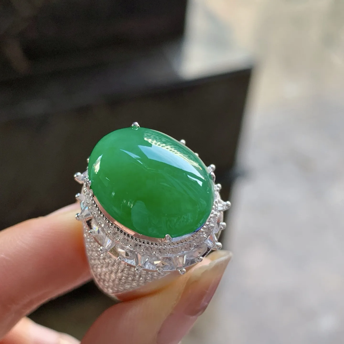 辣绿色戒面^_^颜色浓郁 鲜艳