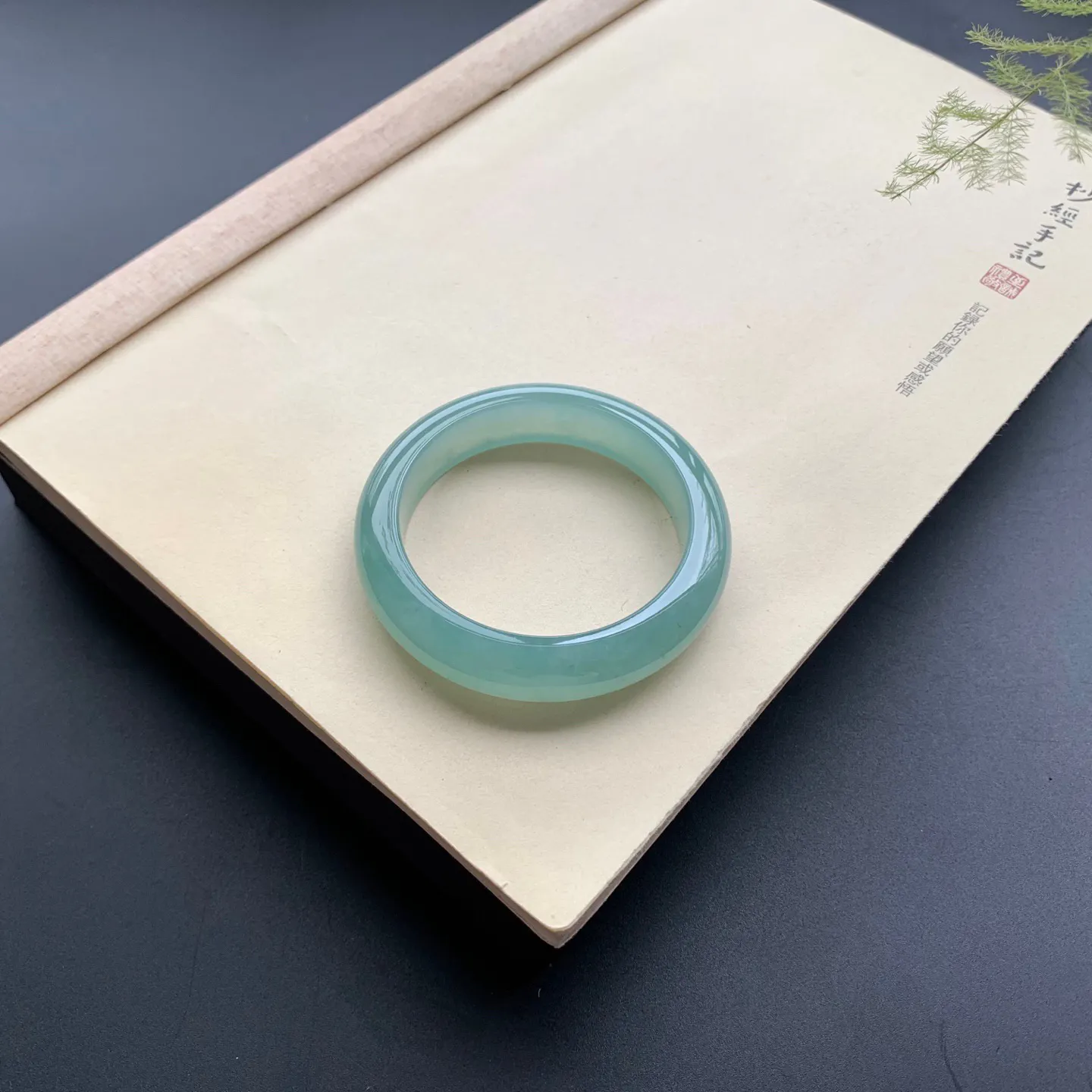 54圈口啤酒绿正圈手镯 尺寸：54-12.6-8.5，无纹裂，水润透亮，胶感十足