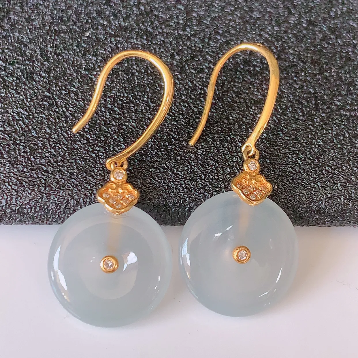 18k金镶嵌冰种翡翠平安扣耳坠，沁人心脾，耳坠佩戴效果大气出众，尽显气质。种水好，胶感足，颜相当漂亮， 高性价比，值得入手品鉴！#01.31整体20裸石12-3mm