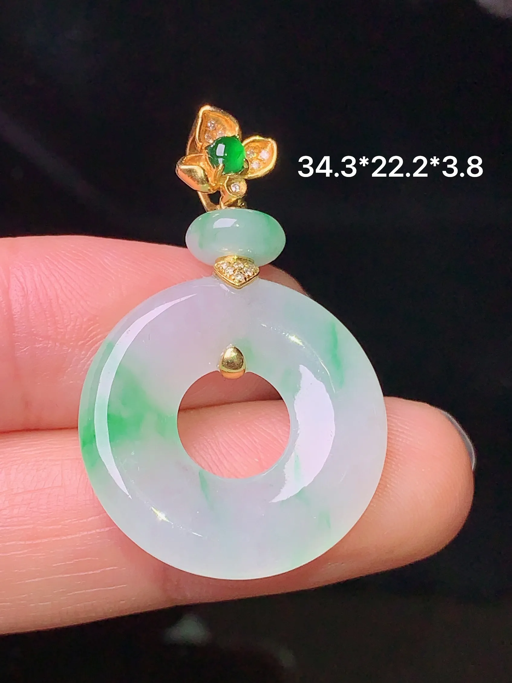 18k金钻镶嵌飘绿平安环吊坠 玉质细腻 色泽艳丽 整体尺寸34.3*22.2*3.8