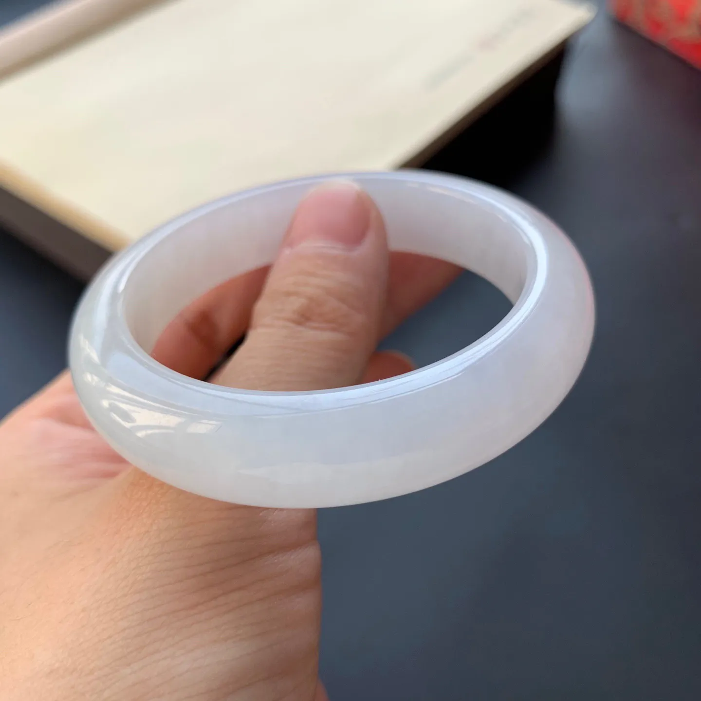 55.5圈口飘花正圈手镯 尺寸：55.5-12.5-8.6，无纹裂，细腻光滑，花色浓郁