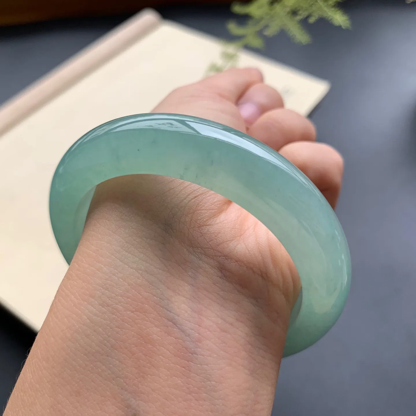 54圈口啤酒绿正圈手镯 尺寸：54-12.6-8.5，无纹裂，水润透亮，胶感十足