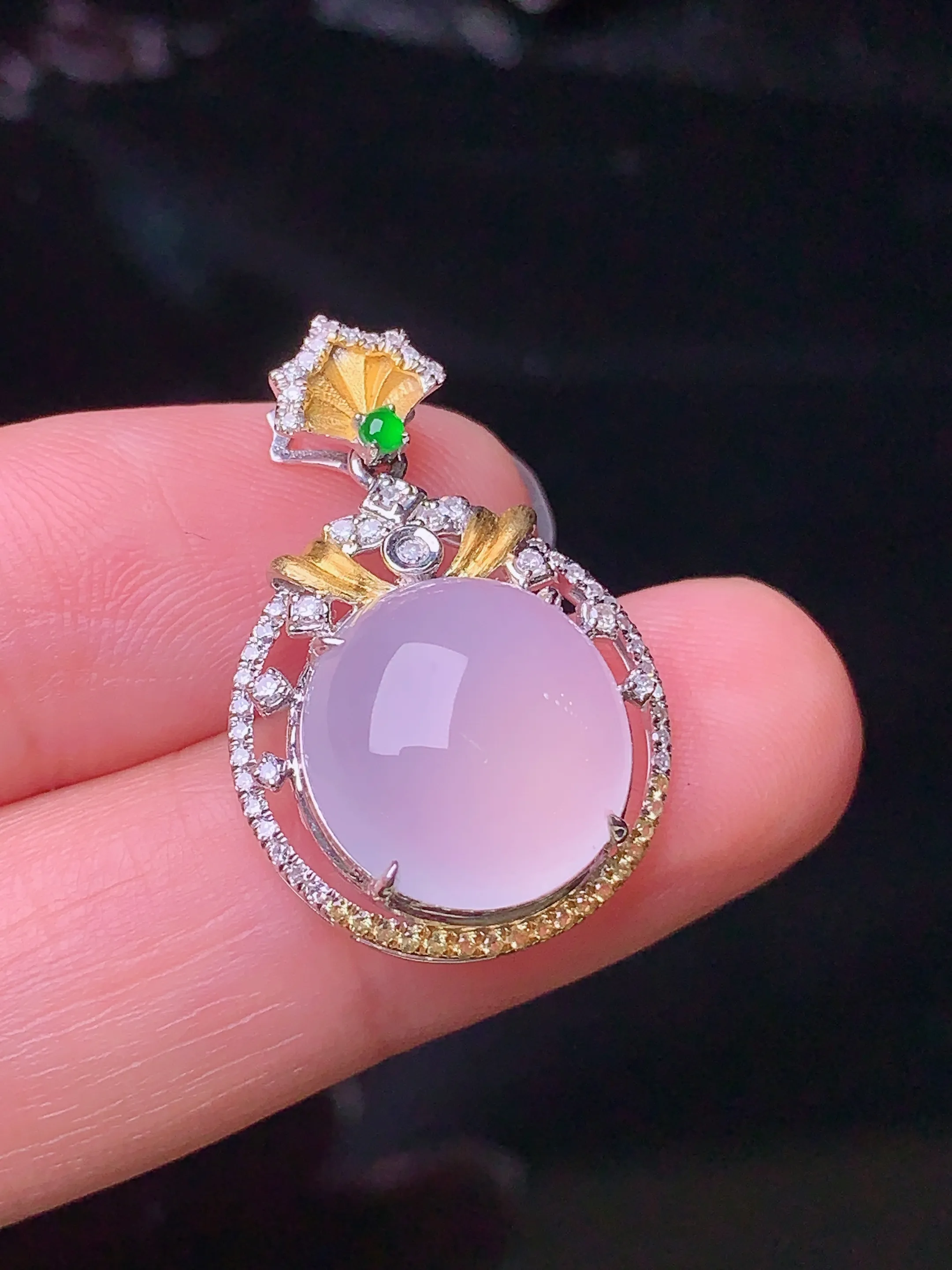 18k金钻镶嵌冰种蛋面吊坠 玉质细腻 色泽艳丽 整体尺寸25.8*17*7.7