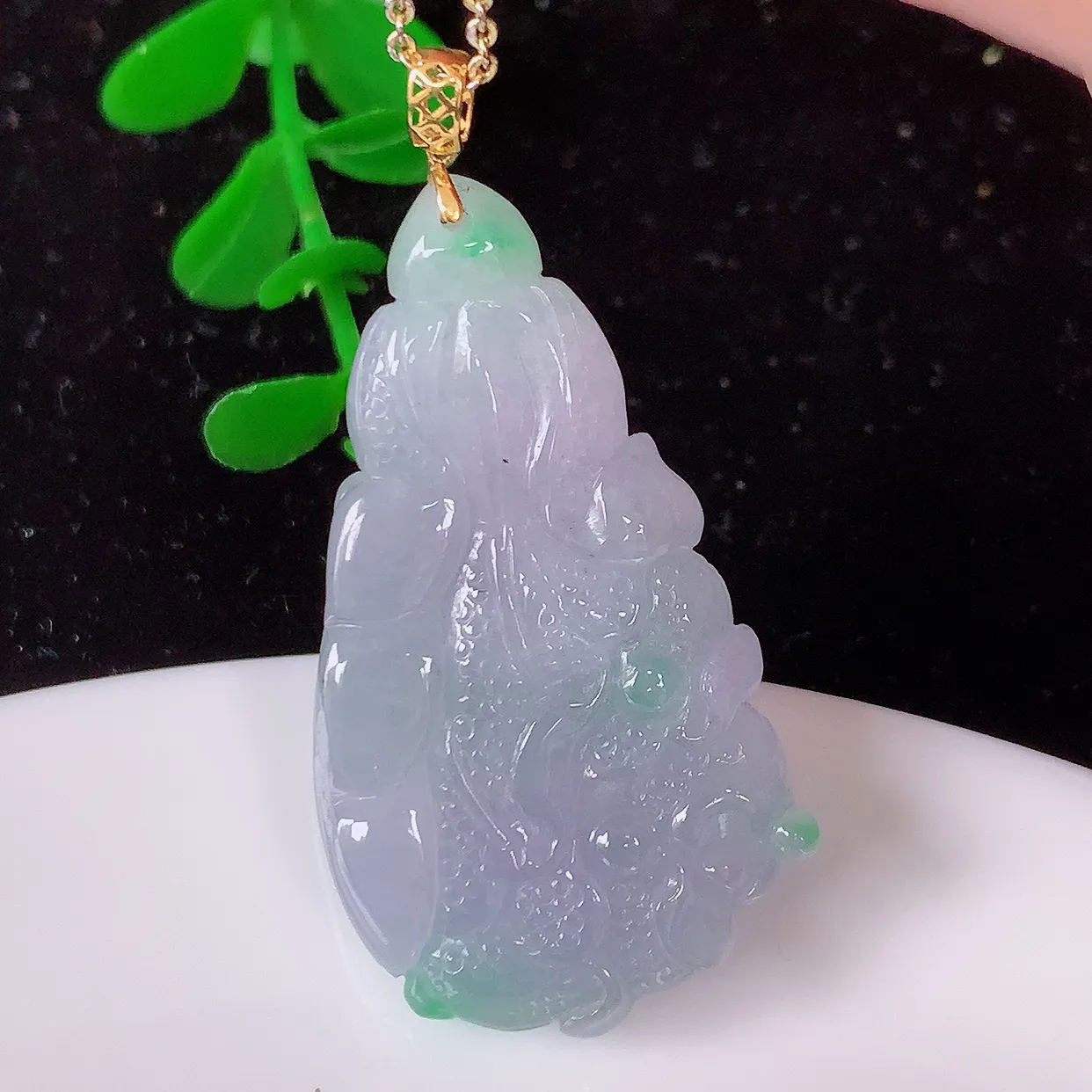 18K金镶嵌冰春带彩翡翠招百财白菜吊坠，百财聚来，财源滚滚，色泽鲜艳，精工水润的白菜，性价比高！#1.5