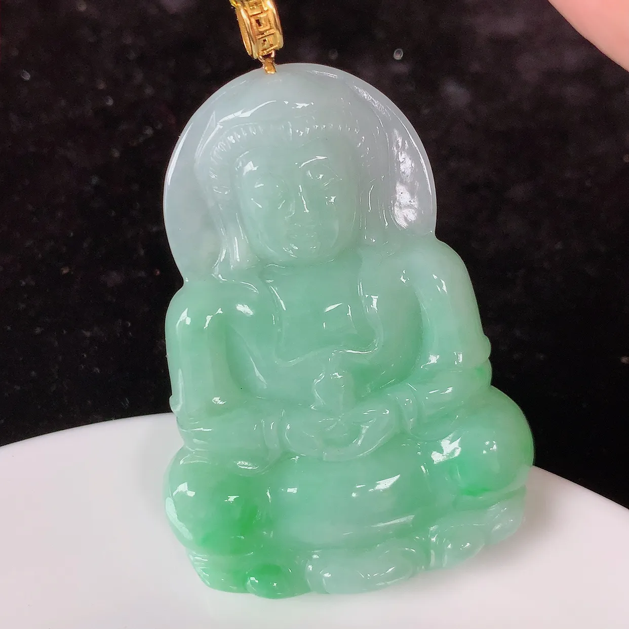 18K金镶嵌冰飘绿翡翠观音菩萨吊坠，赐福翡翠观音，观音面相端庄，品相佳，佩戴气质！#35.5整体57裸石51*36*5.5