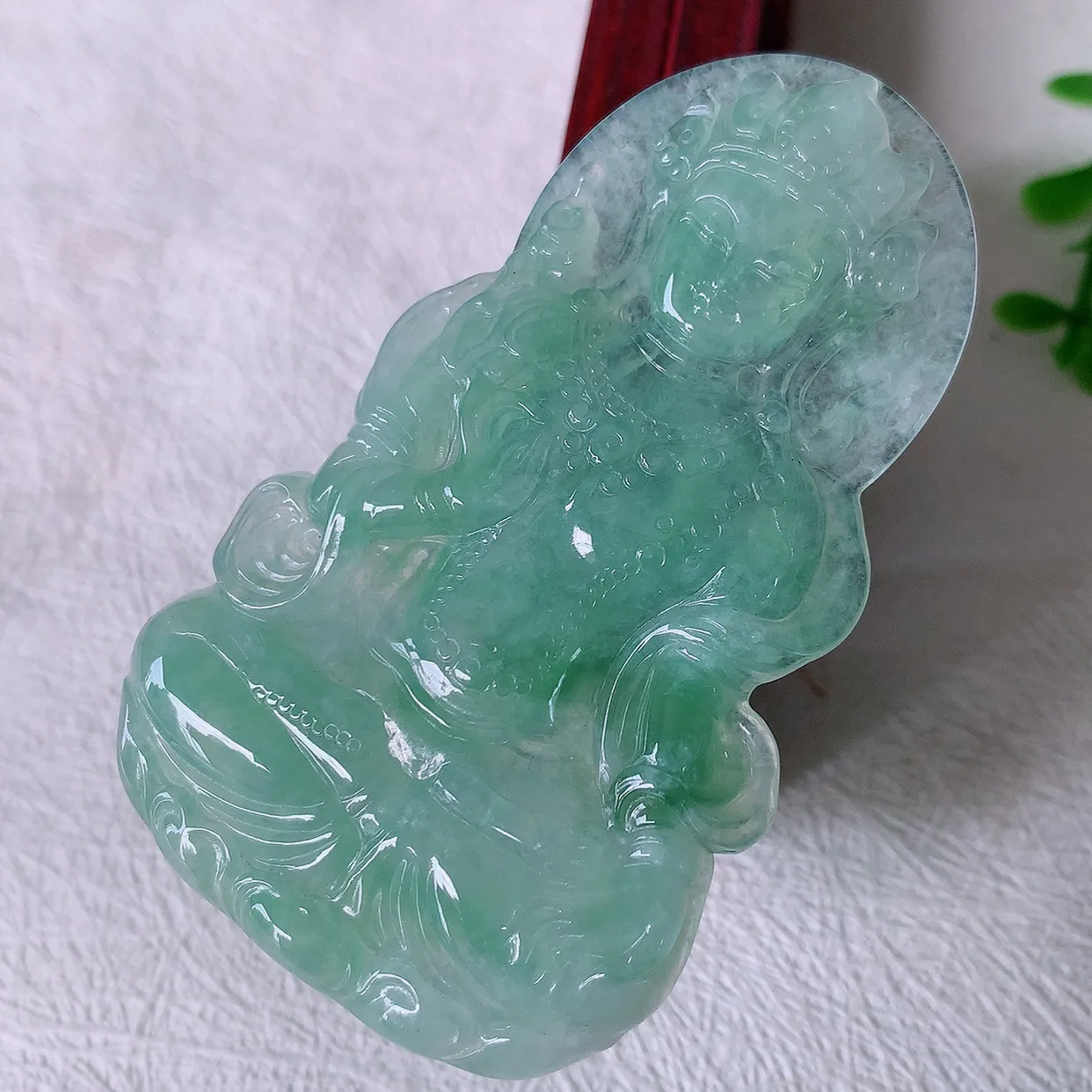 自然光实拍，大件冰种飘花翡翠度母观音菩萨吊坠，赐福翡翠观音，翠绿迷人， 观音面相端庄， 佩戴时尚出众！#00.31