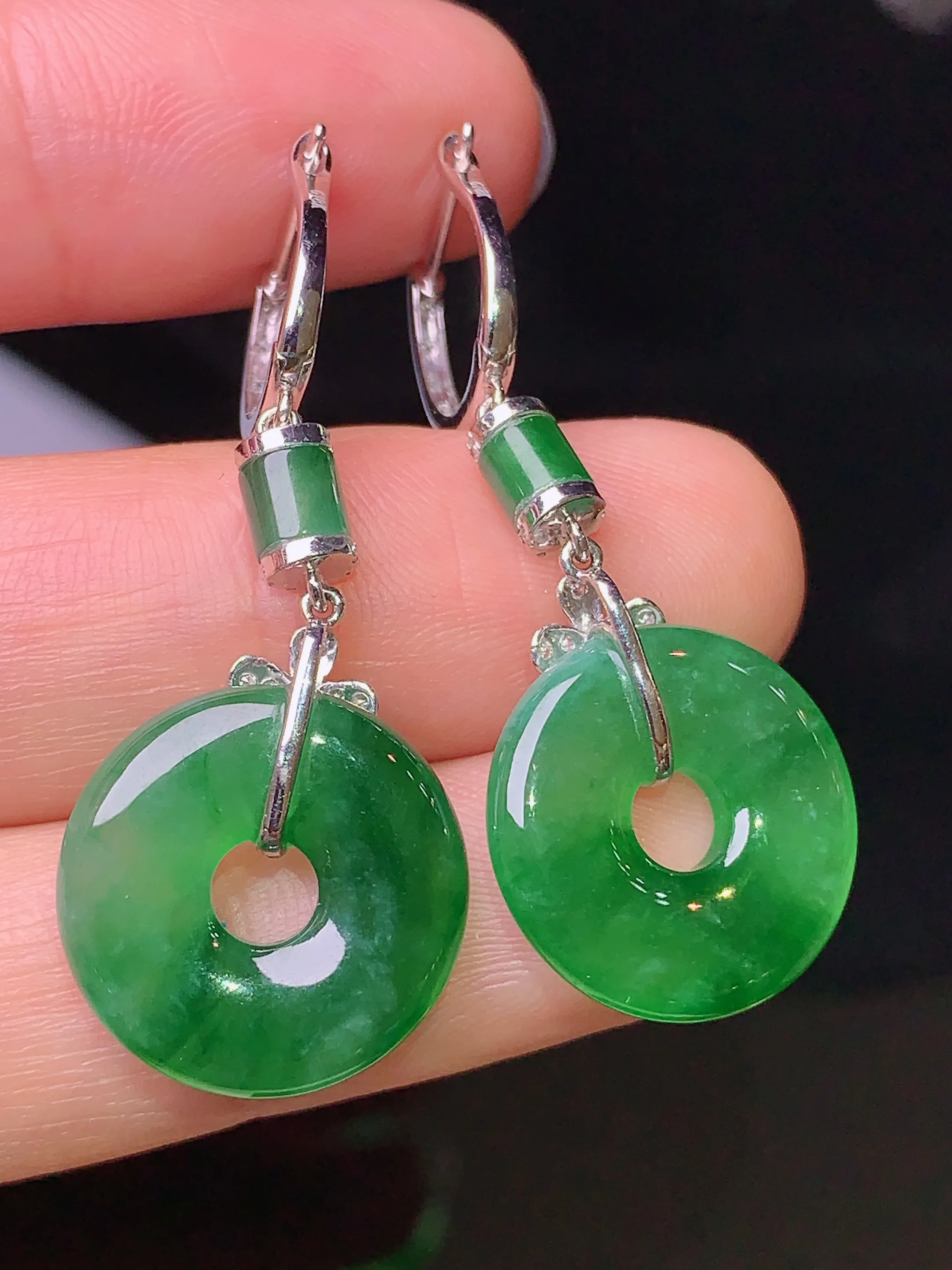 18k金钻镶嵌翠绿平安扣耳坠 玉质细腻 色泽艳丽 整体尺寸39.6*16*3.6