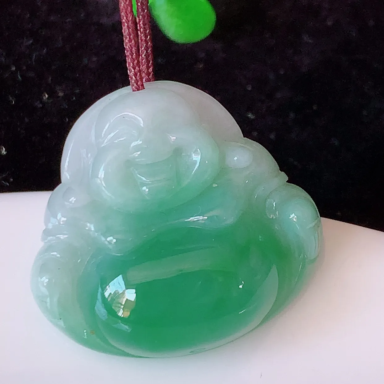 自然光实拍，冰润飘绿佛公吊坠，翡翠开心笑佛，种老水足，颜色漂亮，立体饱满圆润， 佩戴效果赞#57.31