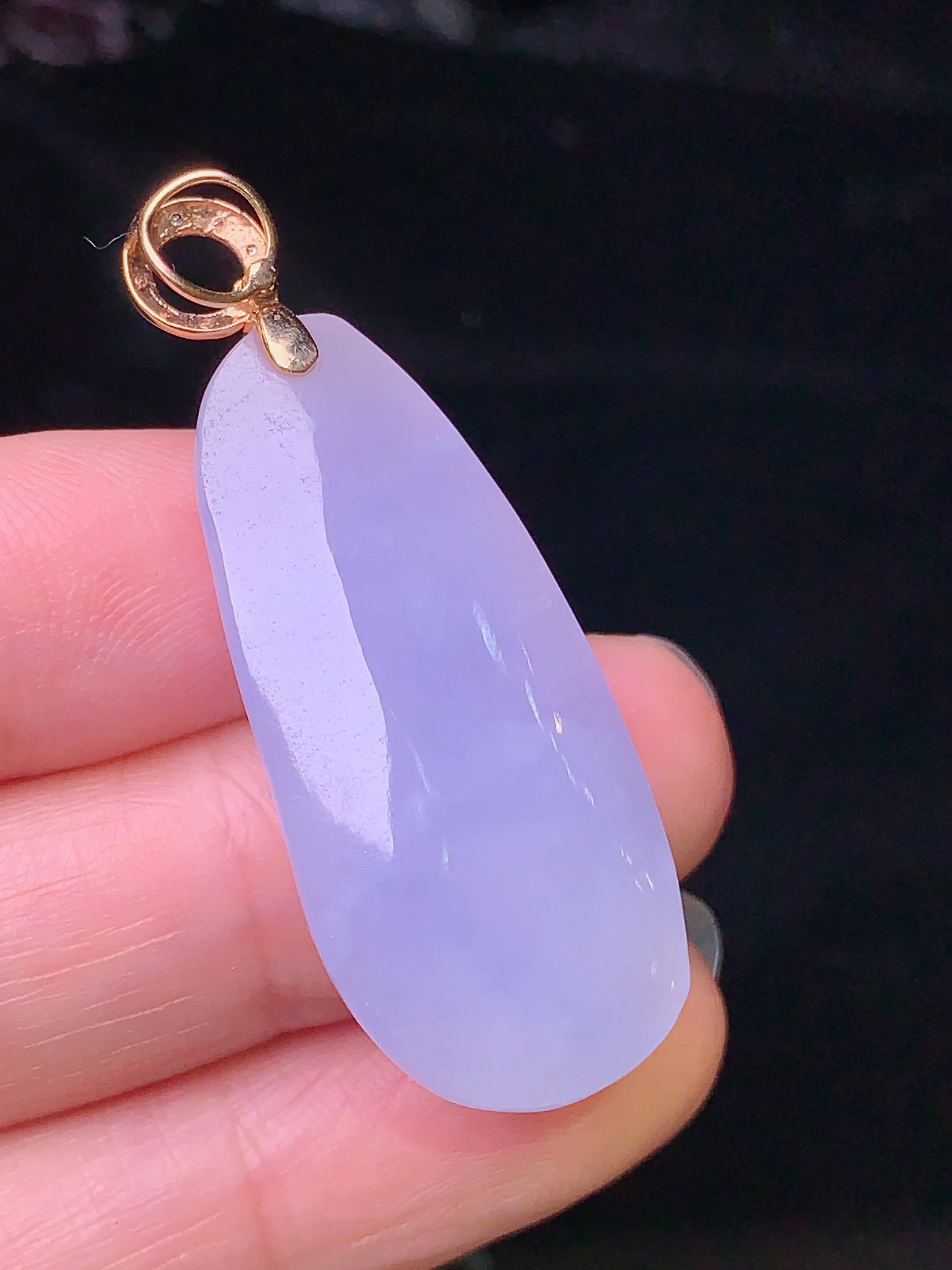 18k金钻镶嵌紫罗兰四季豆吊坠 玉质细腻 色泽艳丽 整体尺寸42.2*15.7*9.6