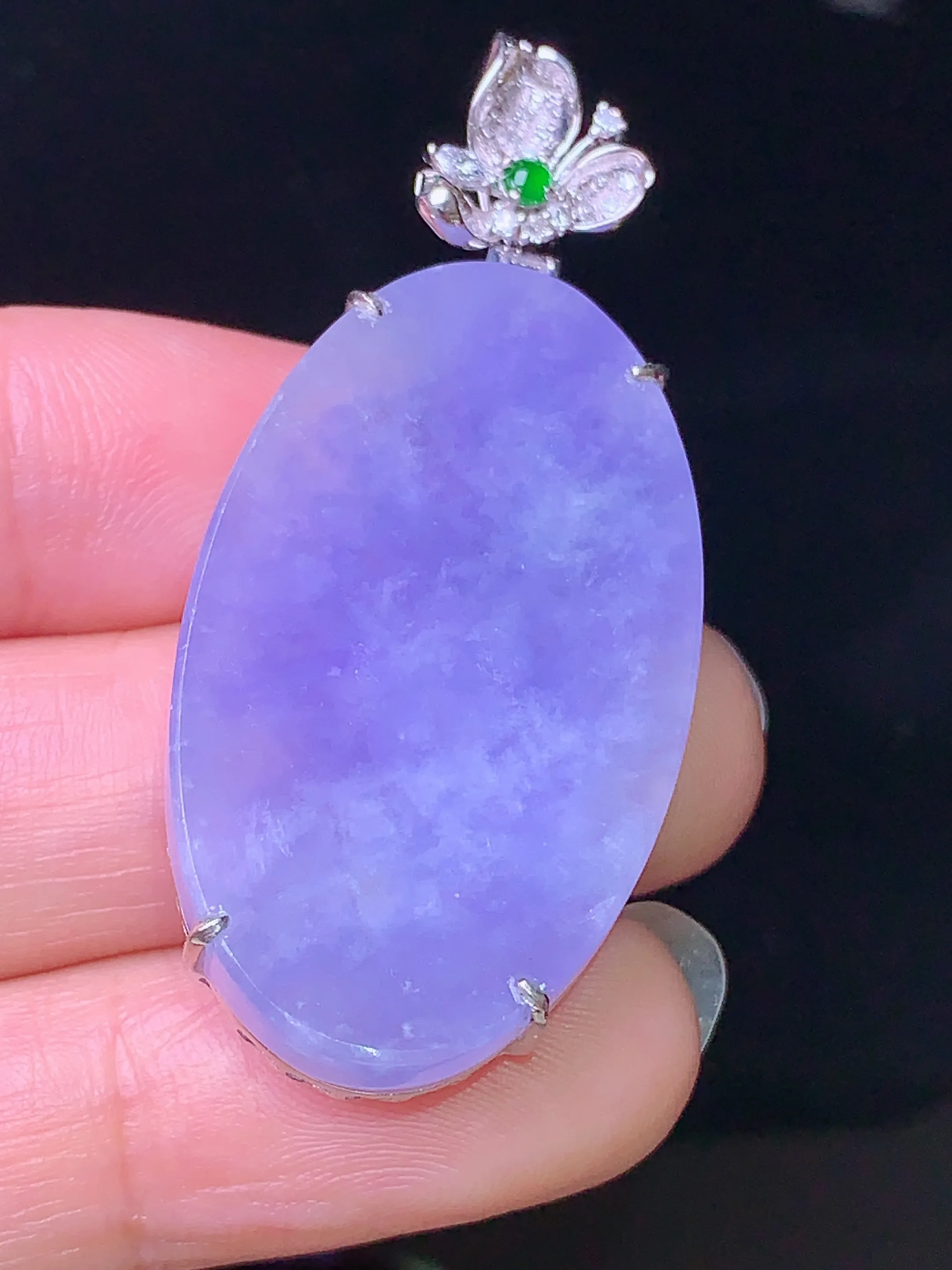 18k金钻镶嵌紫罗兰圆牌吊坠 玉质细腻 色泽艳丽 整体尺寸47*20.7*6.5