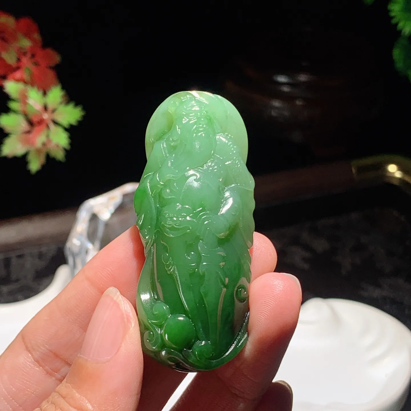 和田玉阳绿俄罗斯碧玉武财神关公挂件。尺寸59/25/14重33克。玉质细腻油润。手推出油。佩戴高端典雅。lt251107