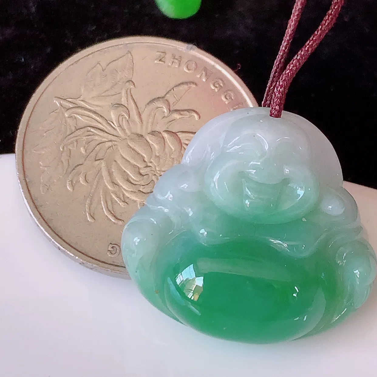 自然光实拍，冰润飘绿佛公吊坠，翡翠开心笑佛，种老水足，颜色漂亮，立体饱满圆润， 佩戴效果赞#57.31