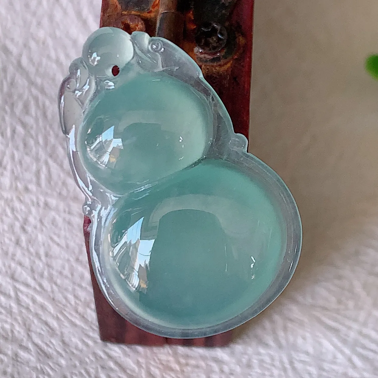 自然光实拍，冰种翡翠葫芦吊坠，葫芦寓意福禄双全，财源滚滚，饱满， 清新脱俗， 佩戴效果优雅迷人！#57.31