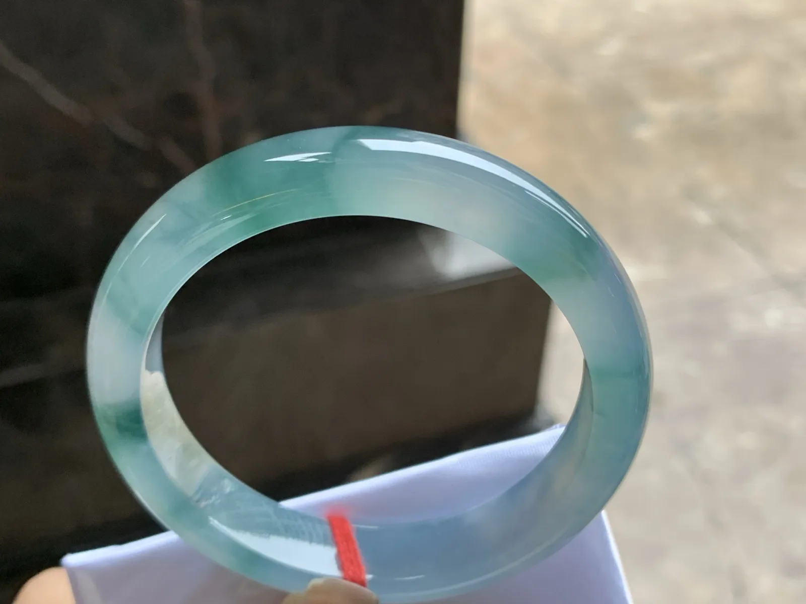 57-12.4-8.3

冰蓝花手镯^_^荧光十足冰透