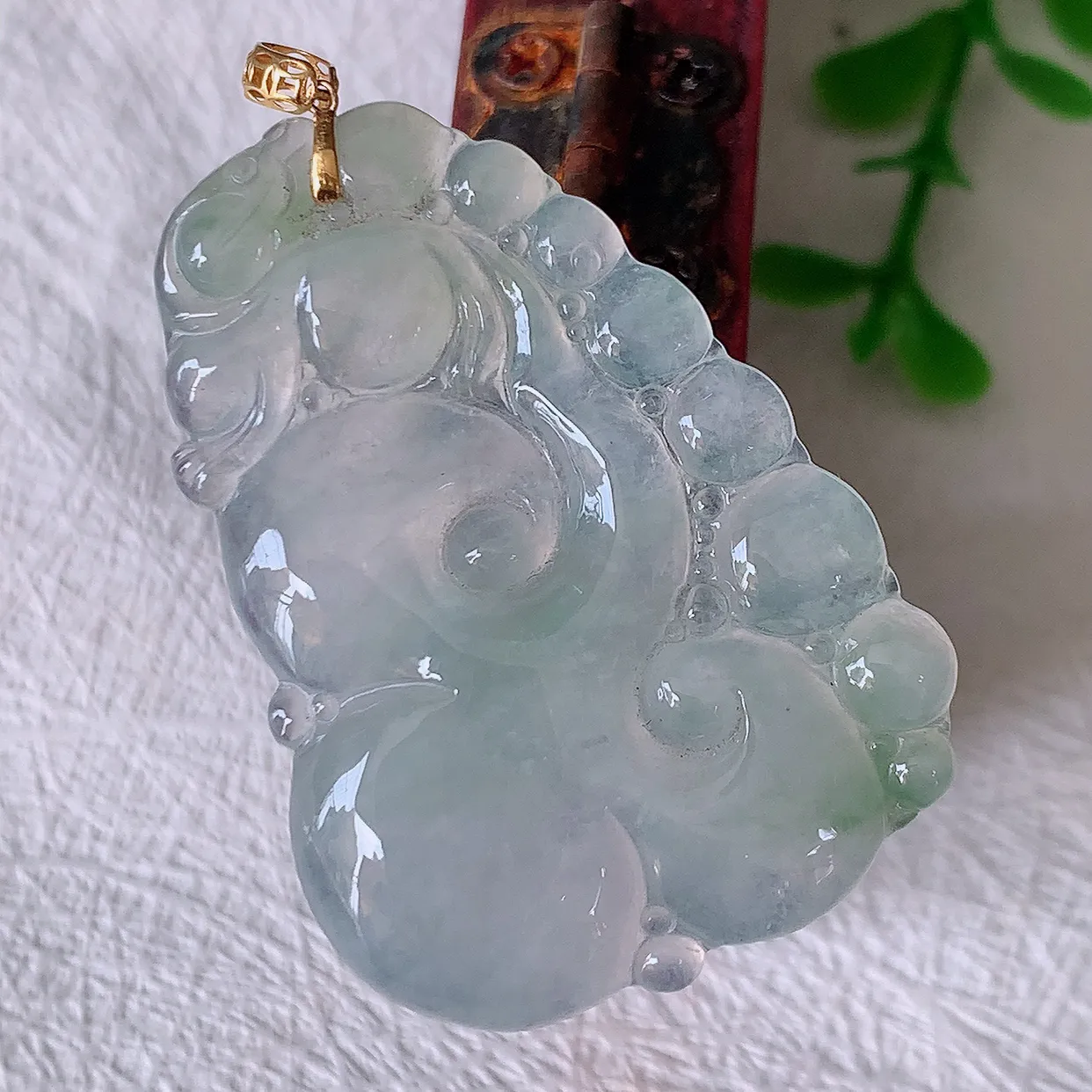 18K金镶嵌冰种翡翠如意吊坠，种老水足，雕工精湛 ， 寓意美好， 佩戴时尚出众！#41.31