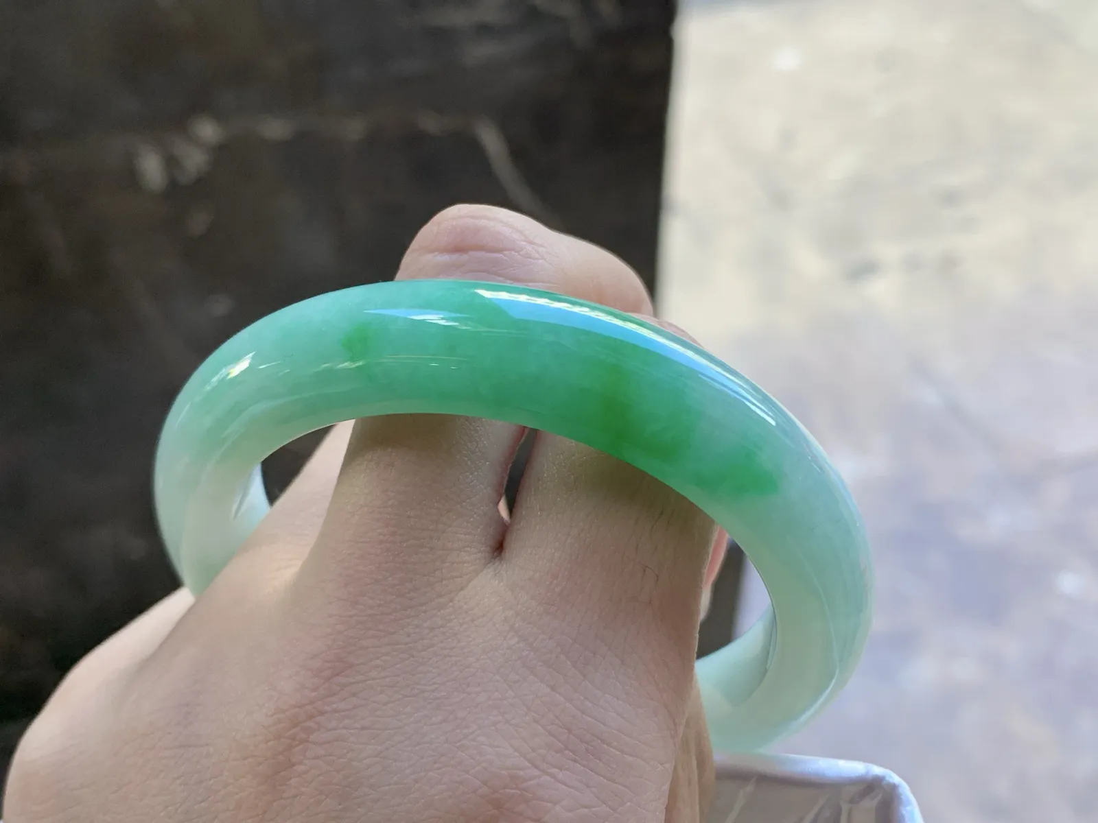 56-12.2-9

带色手镯^_^颜色鲜艳 玉质温润