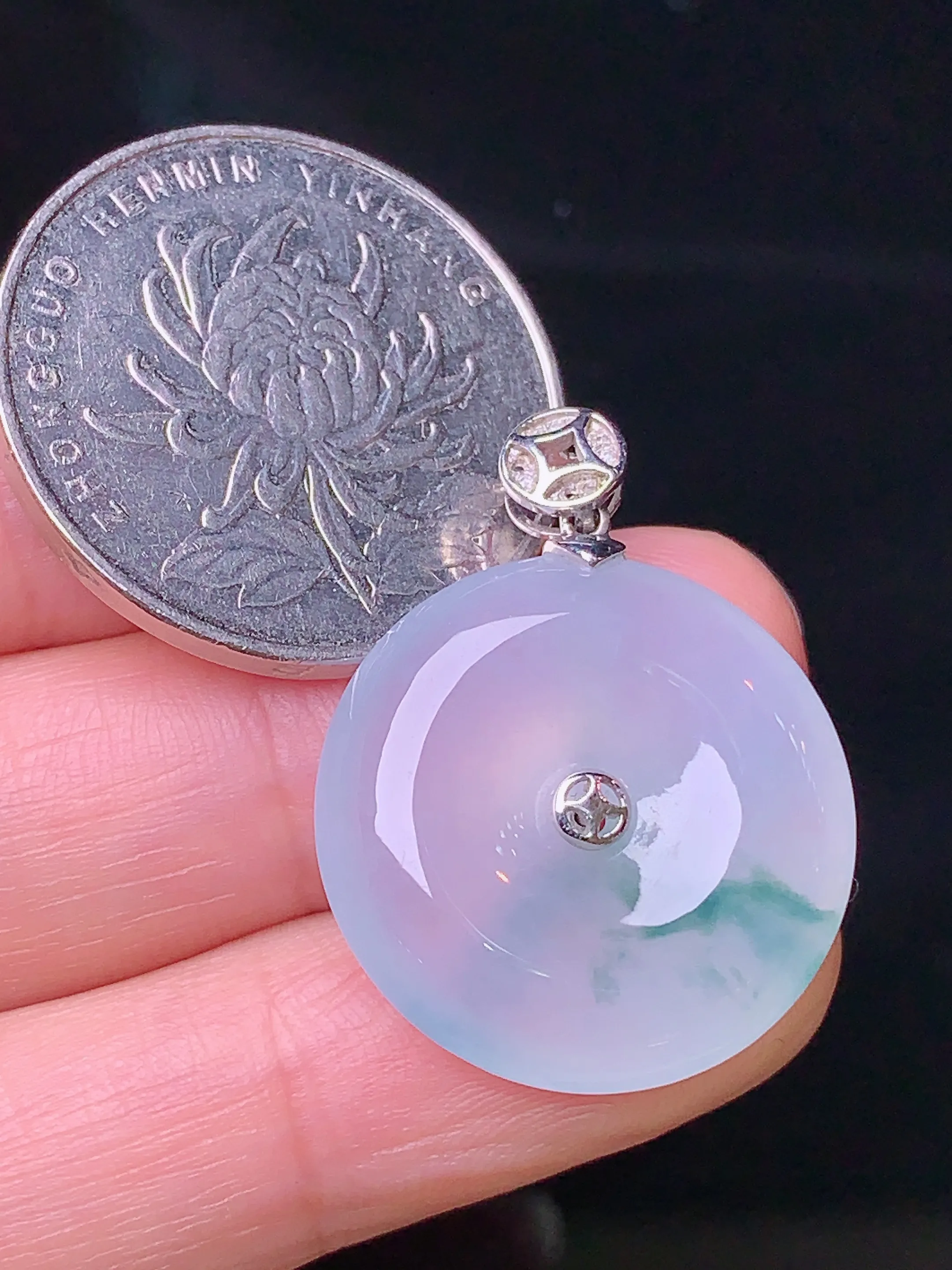 18k金镶嵌冰种平安扣吊坠 玉质细腻 色泽艳丽 整体尺寸27.2*21.6*6