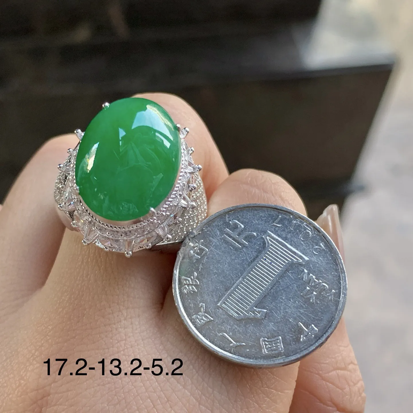 辣绿色戒面^_^颜色浓郁 鲜艳