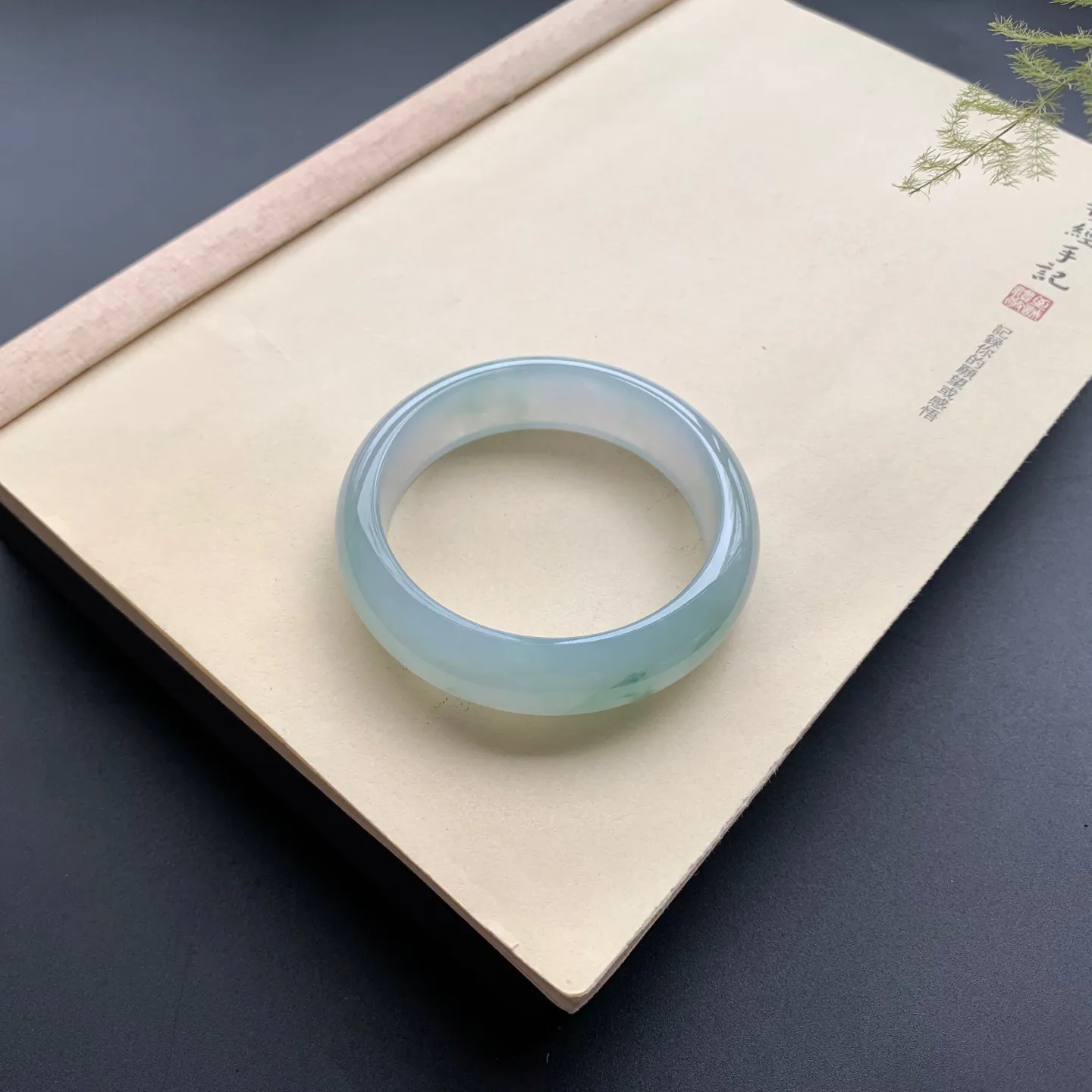 54圈口啤酒绿正圈手镯 尺寸：54-12.6-8.5，无纹裂，水润透亮，胶感十足