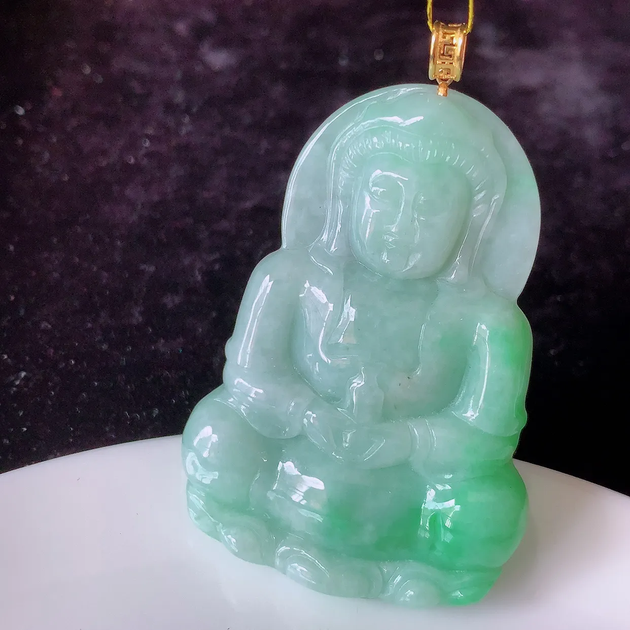 18k金镶嵌飘绿翡翠观音菩萨吊坠，沁人心脾，精致典雅的设计，为佩戴者，增添色彩， 送礼自留都是佳品选择！#35.31
