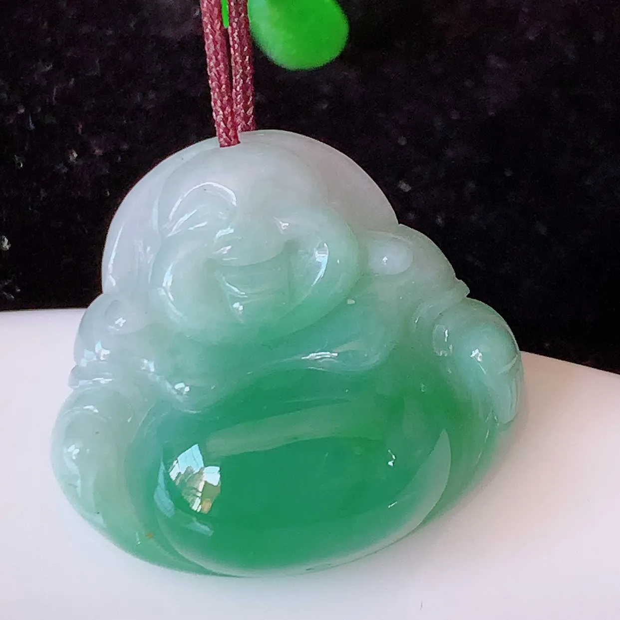 自然光实拍，冰润飘绿佛公吊坠，翡翠开心笑佛，种老水足，颜色漂亮，立体饱满圆润， 佩戴效果赞#57.31