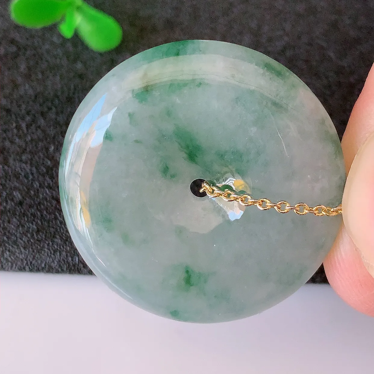 自然光实拍，冰胶飘花翡翠平安扣吊坠，翠色灵动，种老水足， 寓意好， 品相佳， 佩戴佳品！#39.31