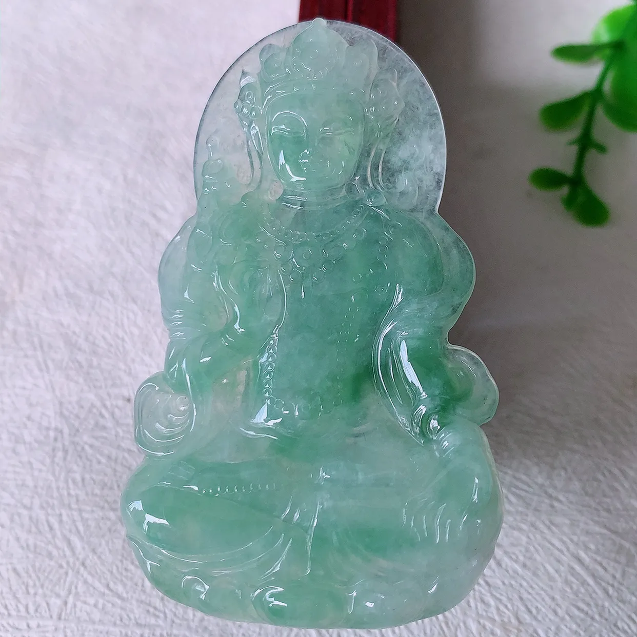 自然光实拍，大件冰种飘花翡翠度母观音菩萨吊坠，赐福翡翠观音，翠绿迷人， 观音面相端庄， 佩戴时尚出众