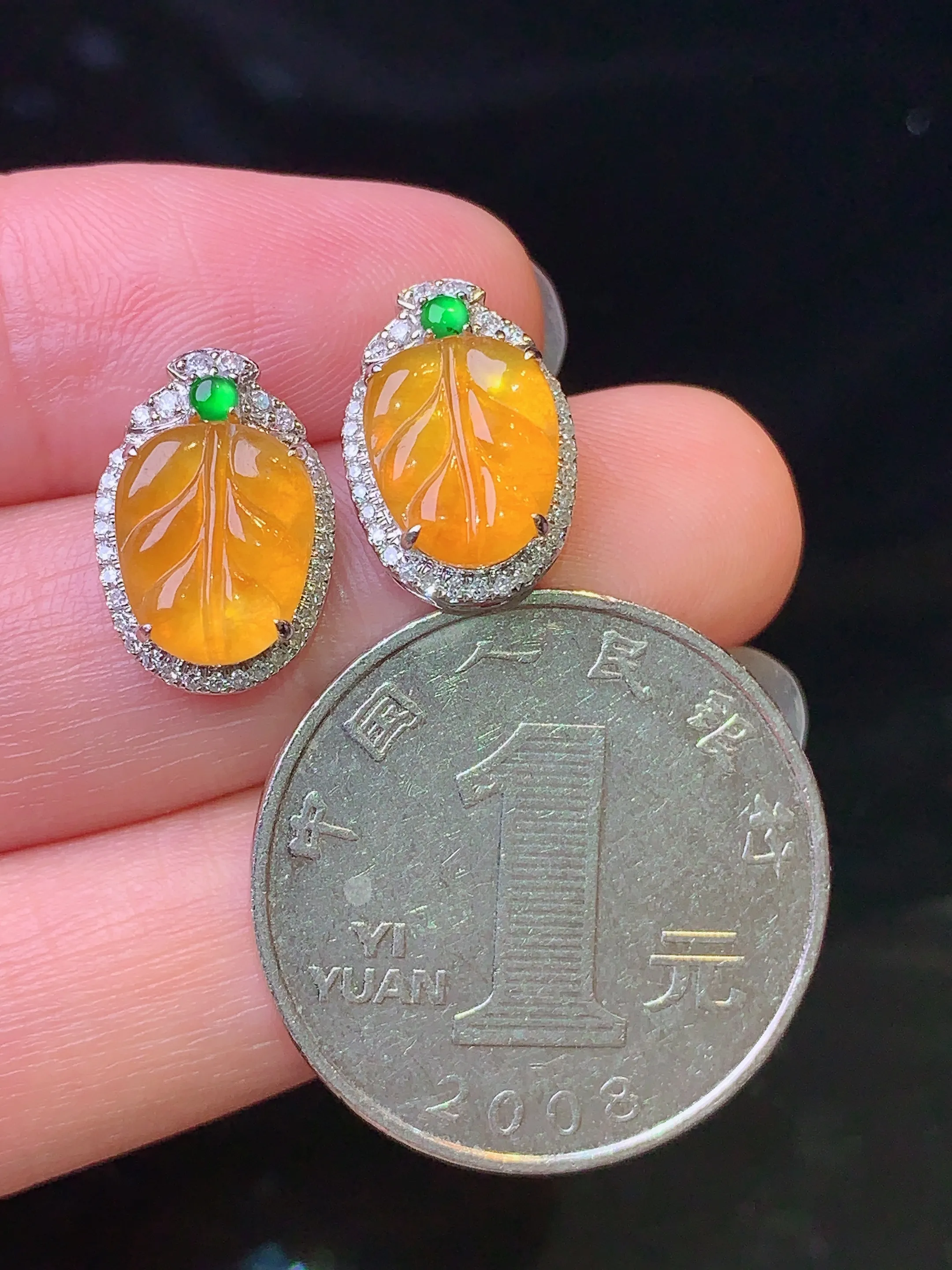 18k金钻镶嵌黄翡树叶耳钉 玉质细腻 色泽艳丽 整体尺寸14.3*9.8*5