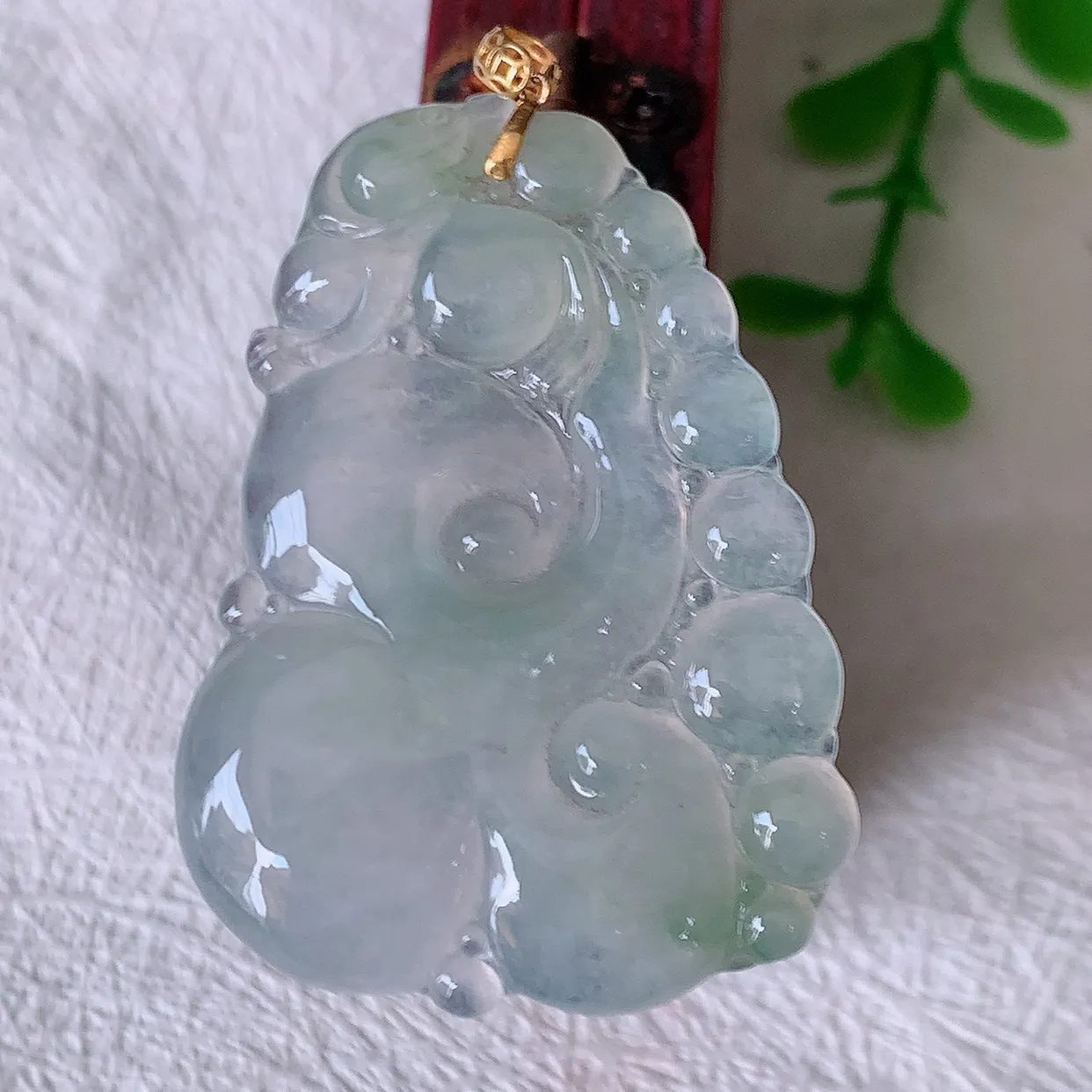 18K金镶嵌冰种翡翠如意吊坠，种老水足，雕工精湛 ， 寓意美好， 佩戴时尚出众！#41.31