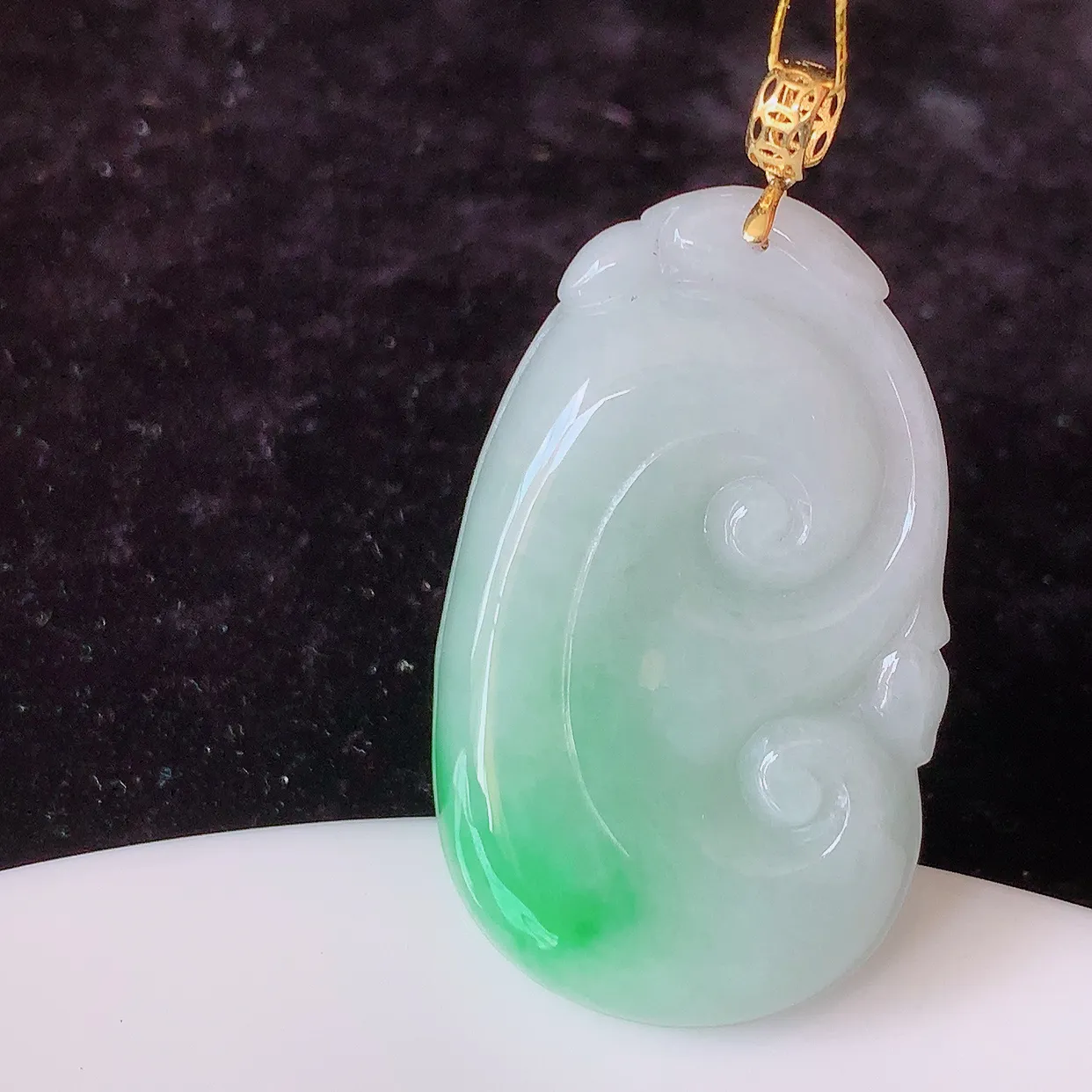 18k金镶嵌飘绿翡翠万事如意吊坠，沁人心脾，精致典雅的设计，为佩戴者，增添色彩，送礼自留都是佳品选择！#35.31整体42.5 裸石 37.5*22*5