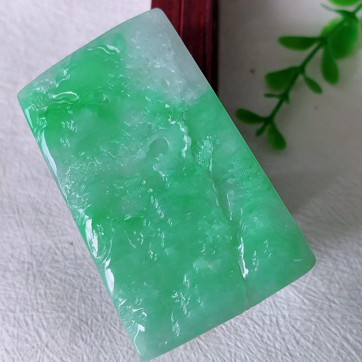 自然光实拍，冰润飘绿山水牌吊坠，翡翠山水，立体生动形象，山水素材布局合理， 意境感佳， 佩戴上身效果更高贵 #00.31