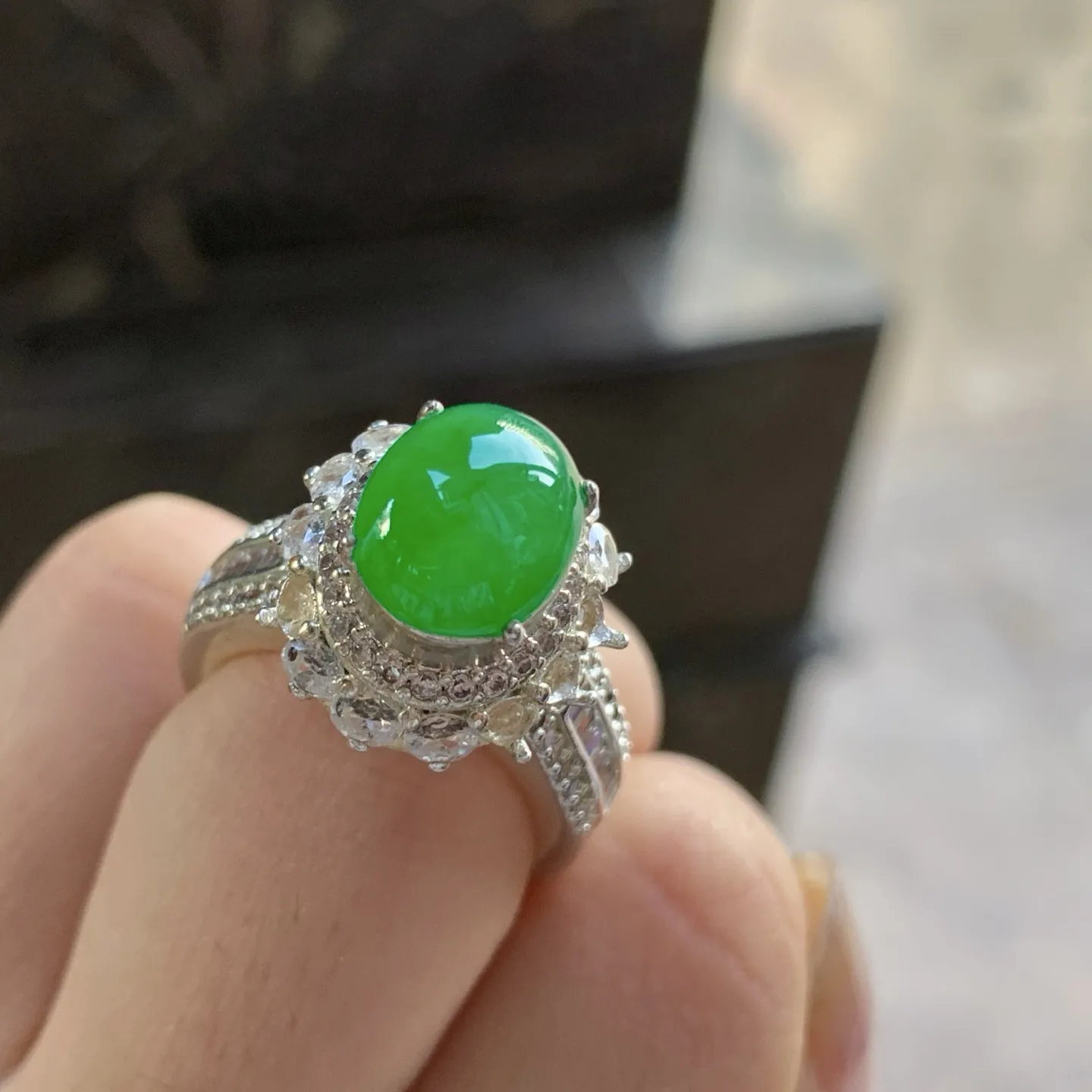 辣绿色戒面^_^颜色浓郁 鲜艳