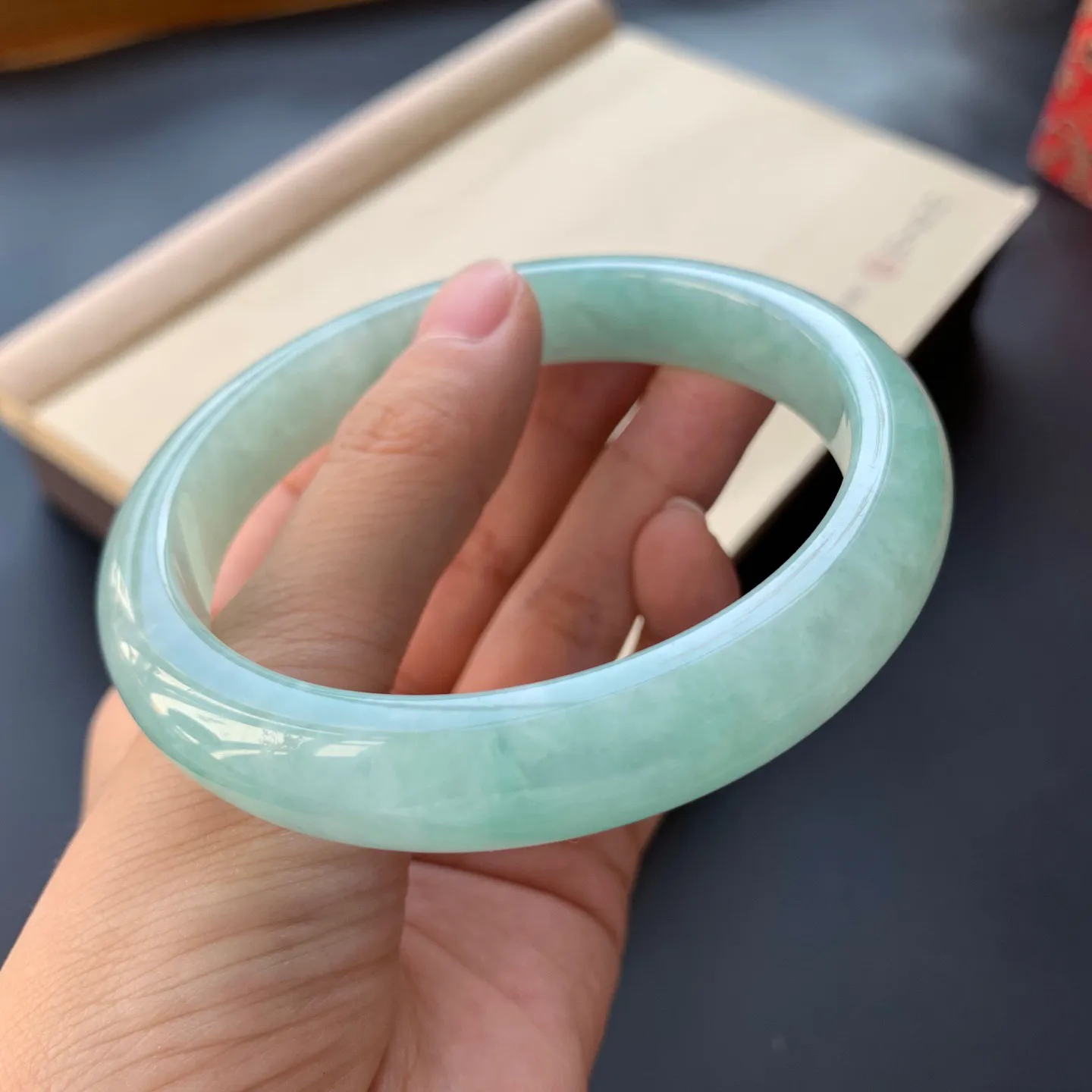 62.8圈口豆绿色正圈手镯 尺寸：62.8-12-8.5，无纹裂，色泽亮丽，清爽干净