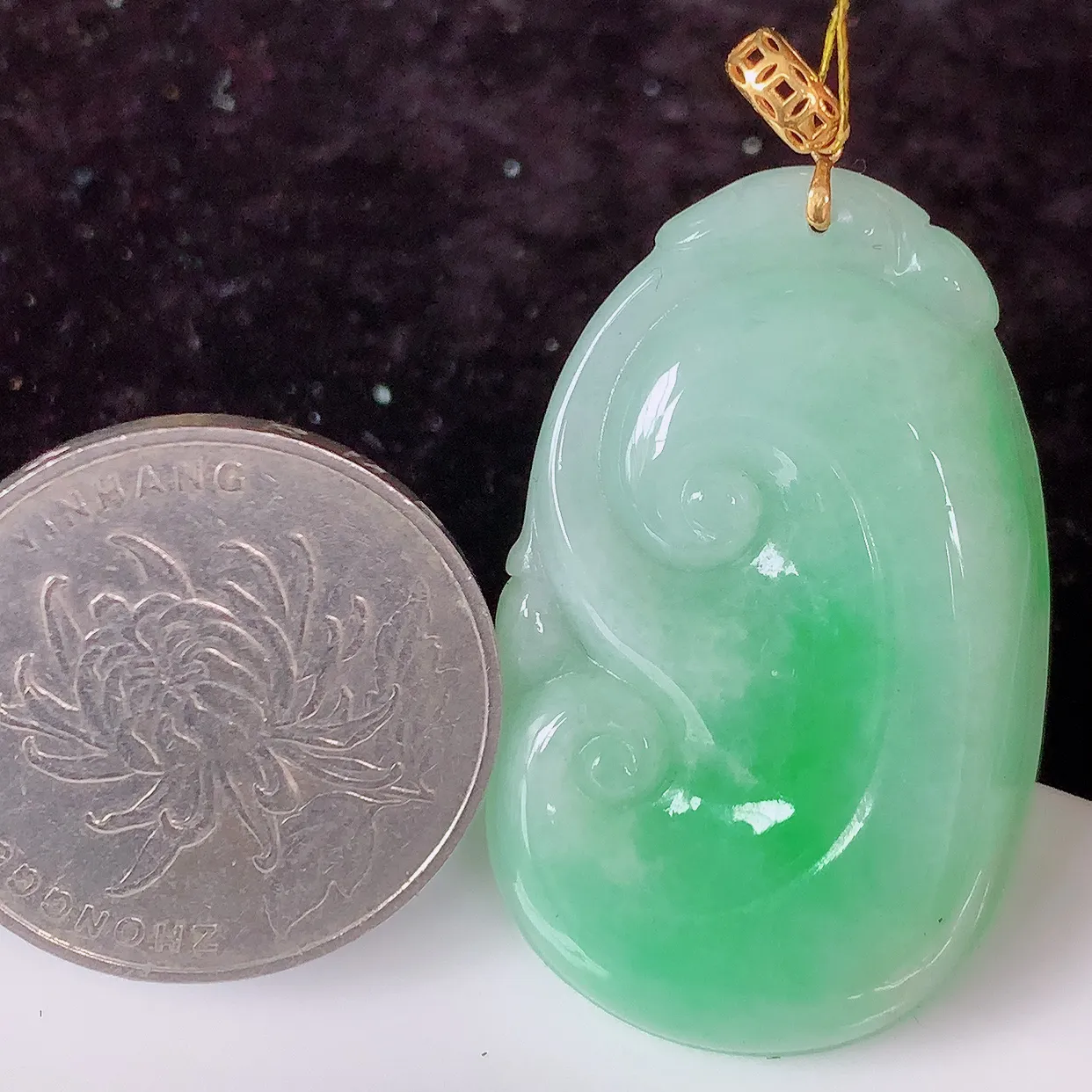 18k金镶嵌冰润飘绿翡翠如意吊坠，款式新颖，佩戴效果时尚出众，尽显气质，水润精细，美感十足。#35.5整体43.5裸石38*23*5.5