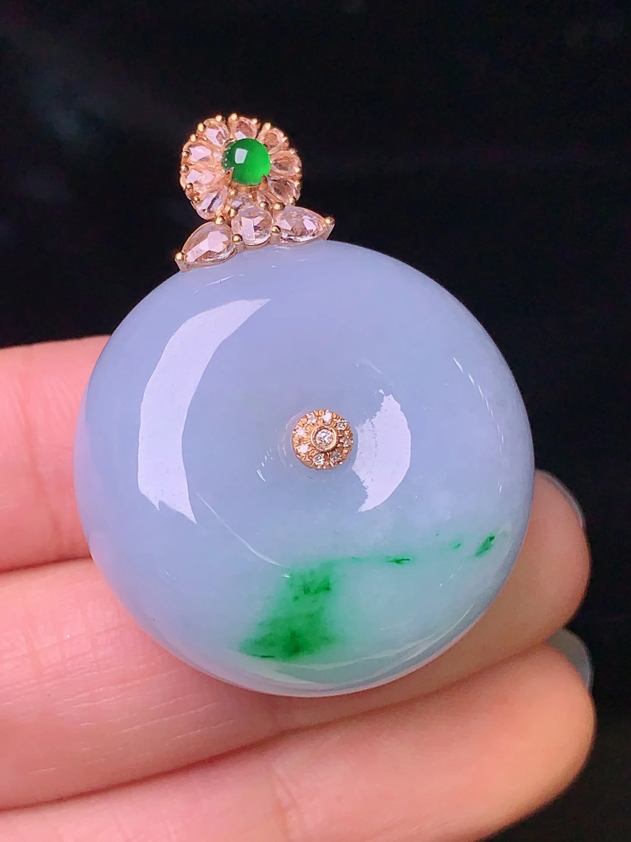 18k金钻镶嵌飘绿平安扣吊坠 玉质细腻 色泽艳丽 整体尺寸36.7*28.5*13.6