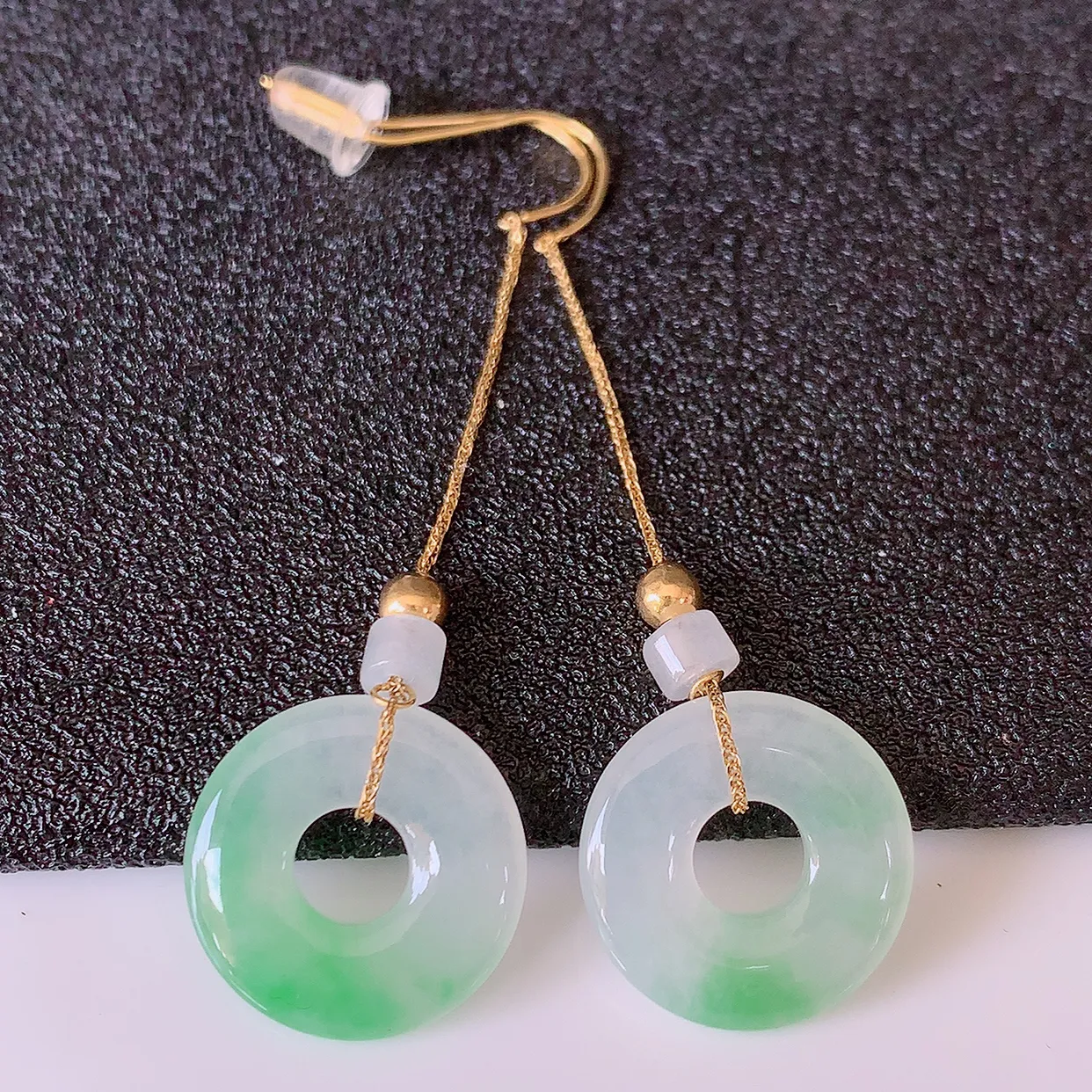 18k金镶嵌冰种飘绿翡翠平安扣耳坠，沁人心脾，耳坠佩戴效果大气出众，尽显气质。种水好，胶感足，颜相当漂亮，高性价比， 值得入手品鉴！#41.3整体47裸石13.8*2.8mm