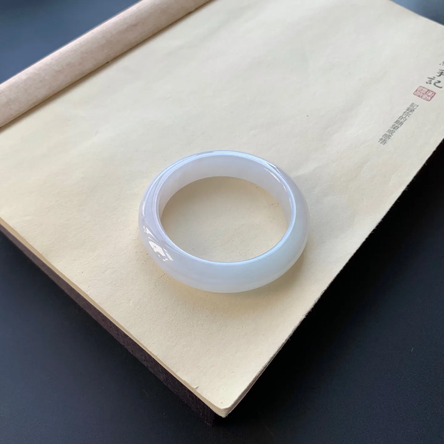 55.5圈口飘花正圈手镯 尺寸：55.5-12.5-8.6，无纹裂，细腻光滑，花色浓郁